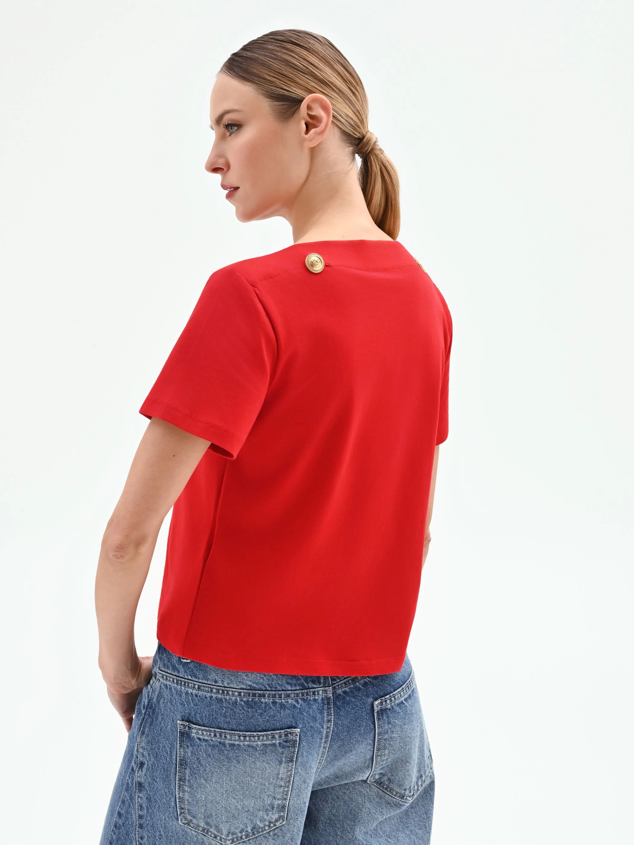 T-shirt rossa con dettagli oro - Image 3