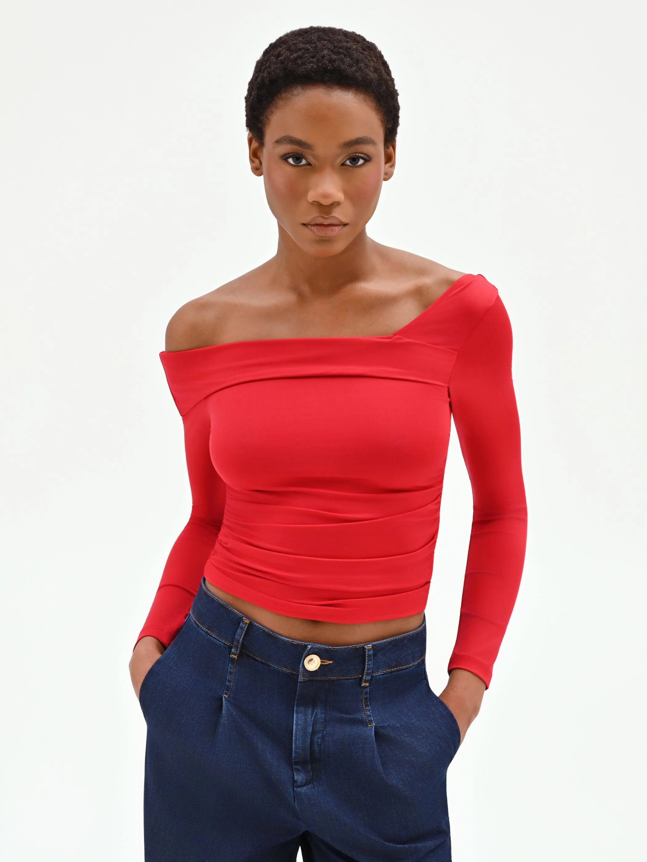 T-shirt rossa con scollo asimmetrico - Image 3