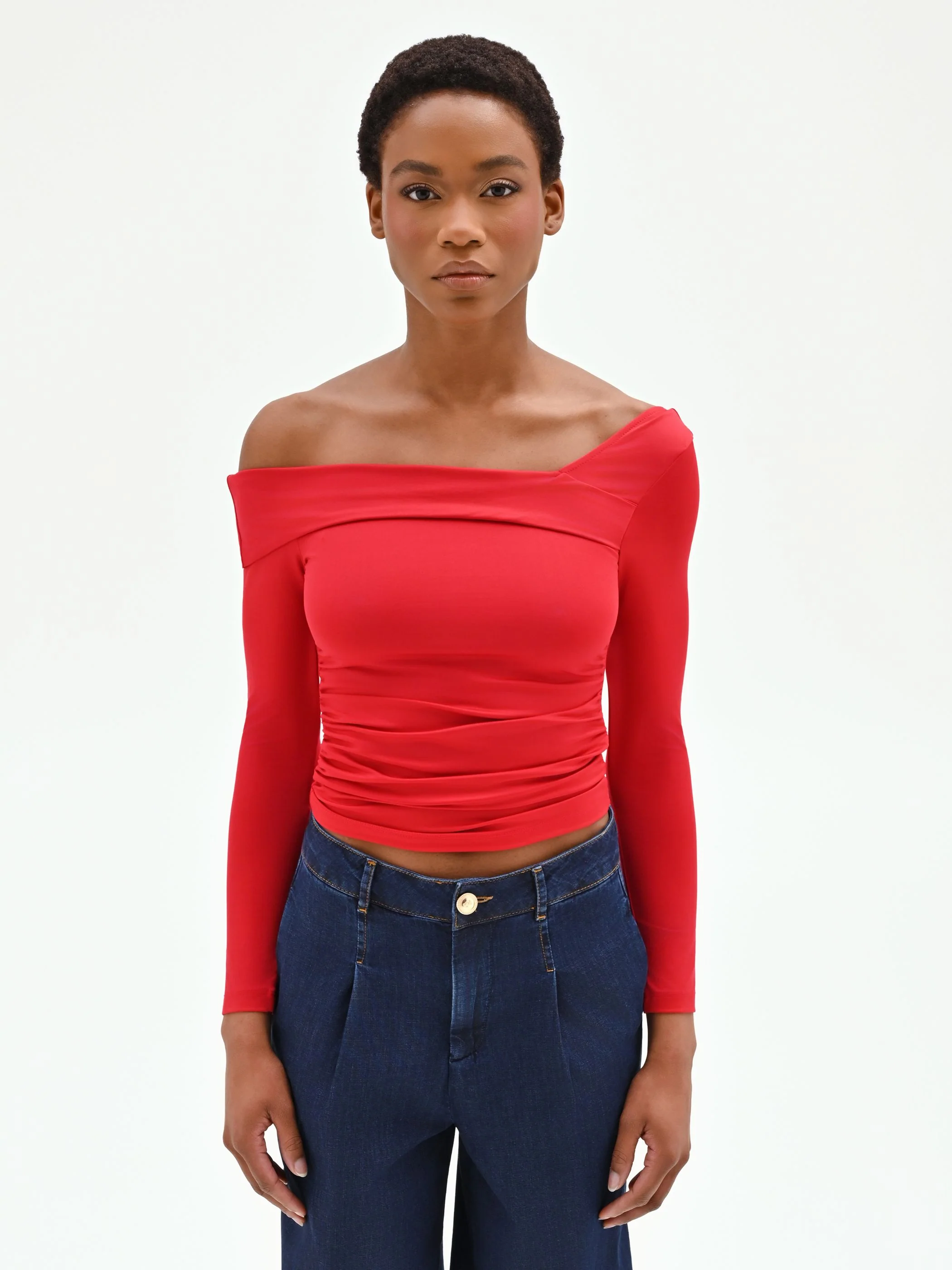 T-shirt rossa con scollo asimmetrico - Image 4