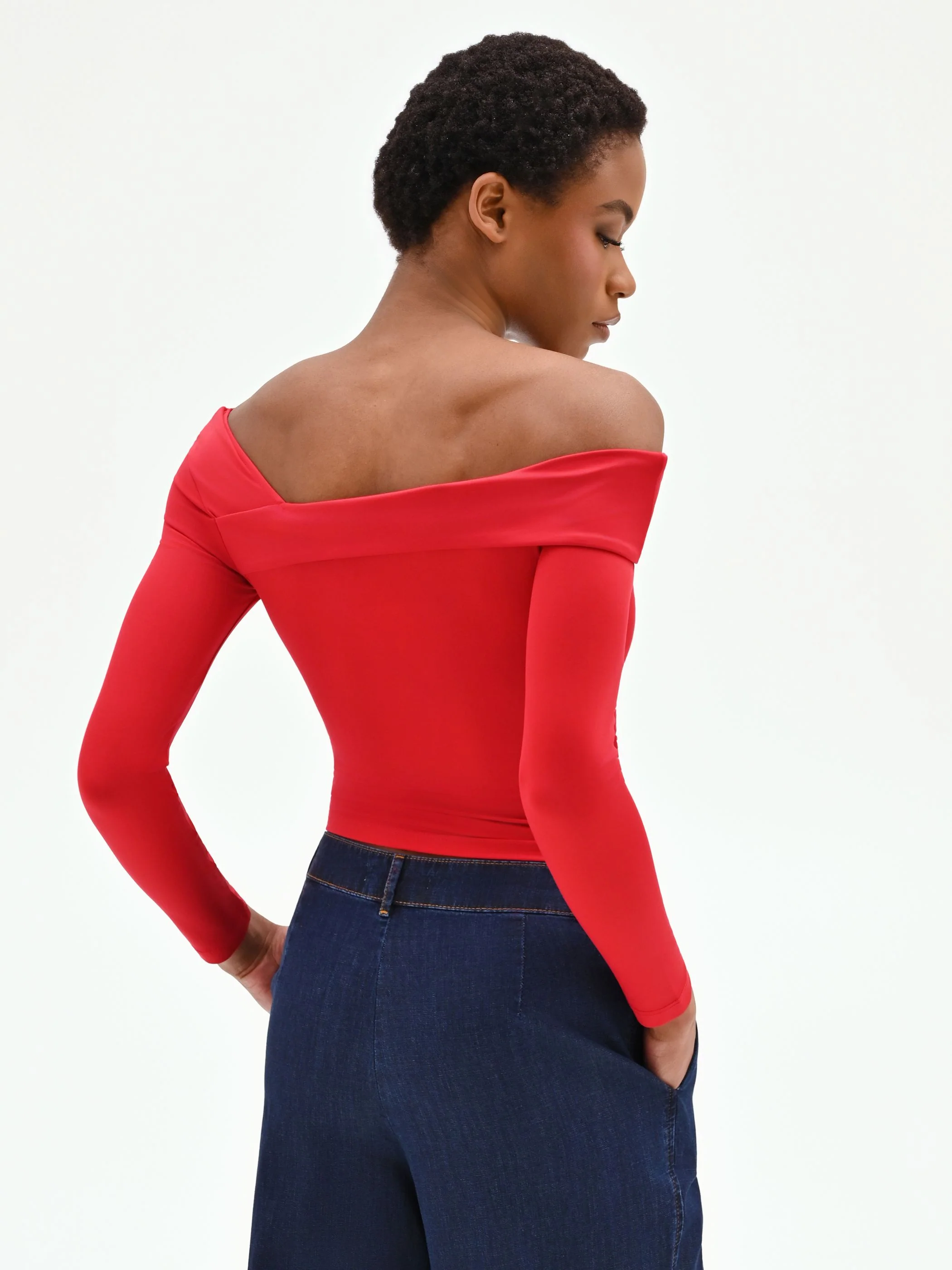 T-shirt rossa con scollo asimmetrico - Image 5