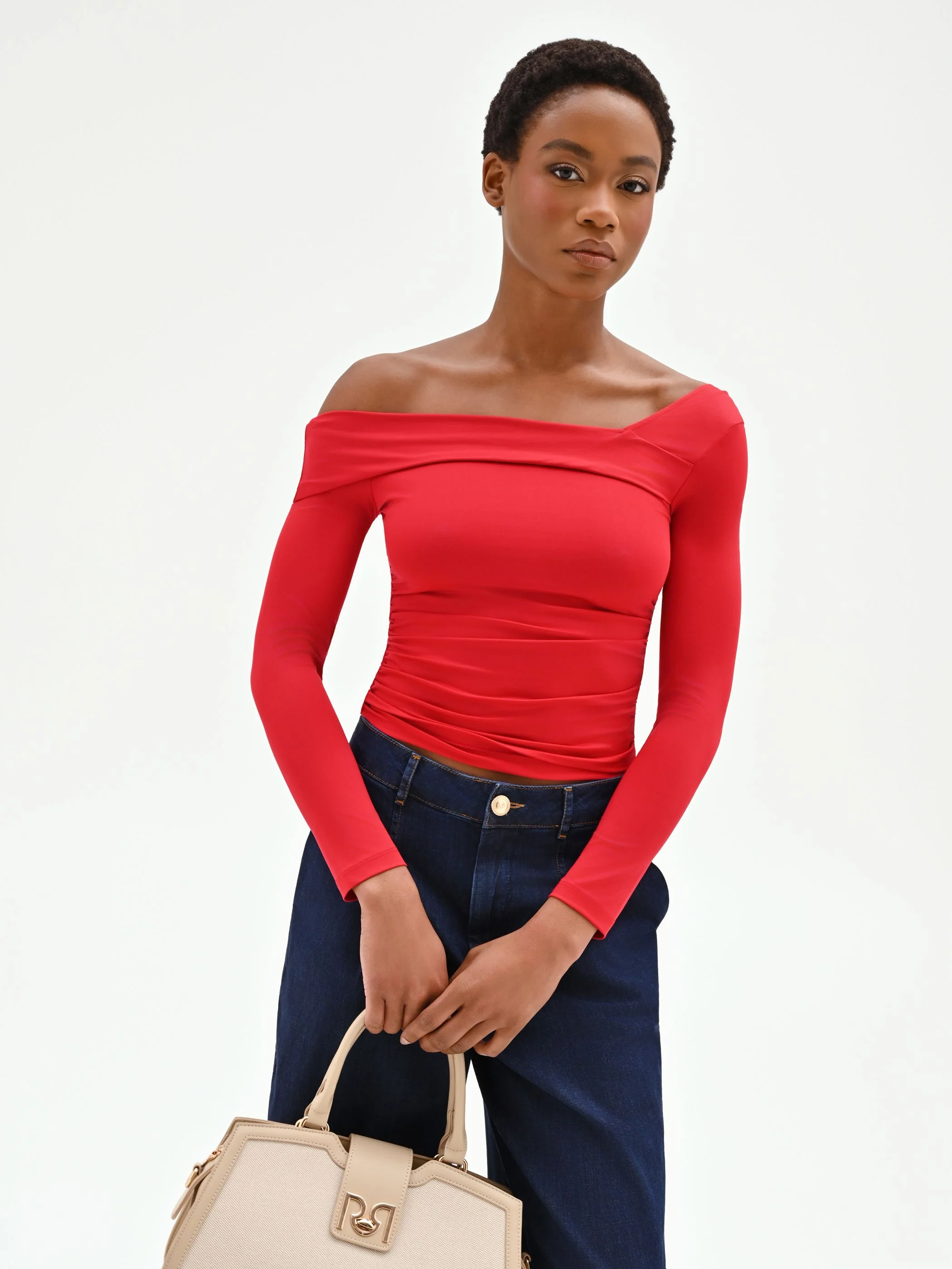 T-shirt rossa con scollo asimmetrico - Image 6