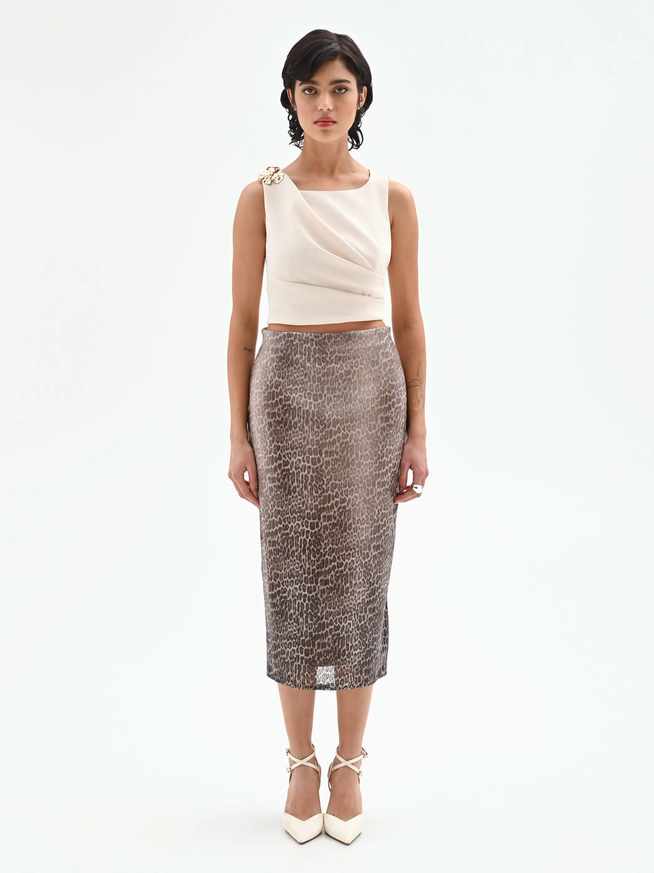Top asimmetrico panna con accessorio oro