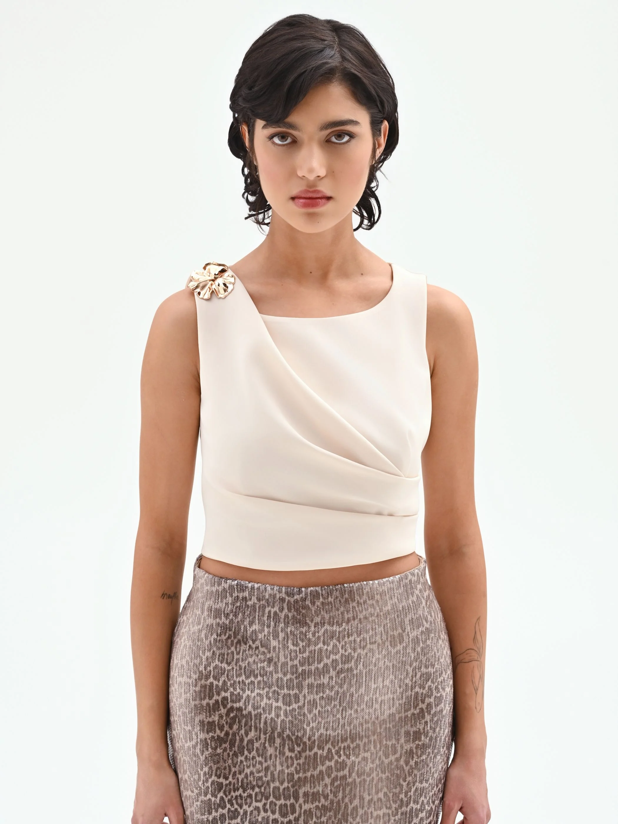 Top asimmetrico panna con accessorio oro - Image 2