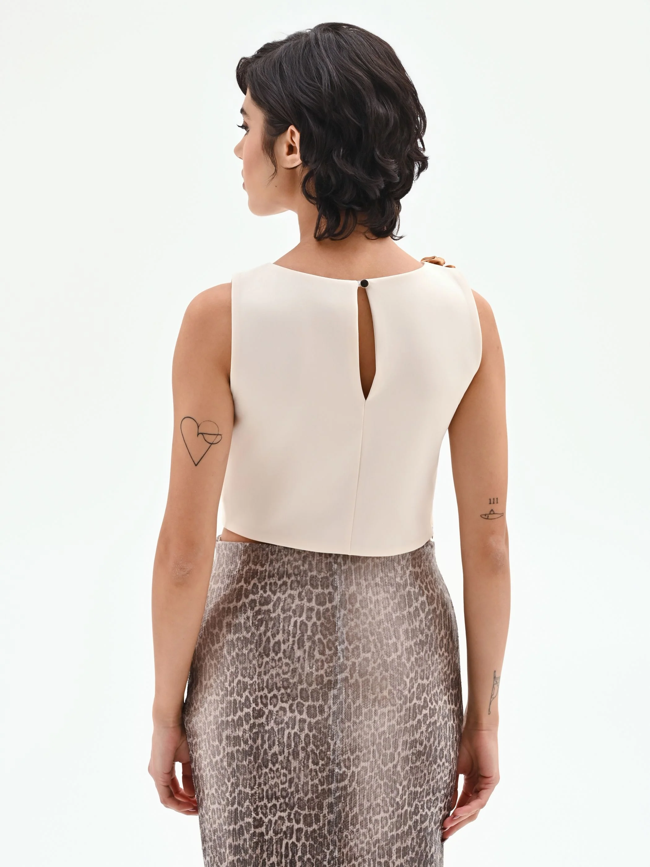 Top asimmetrico panna con accessorio oro - Image 3