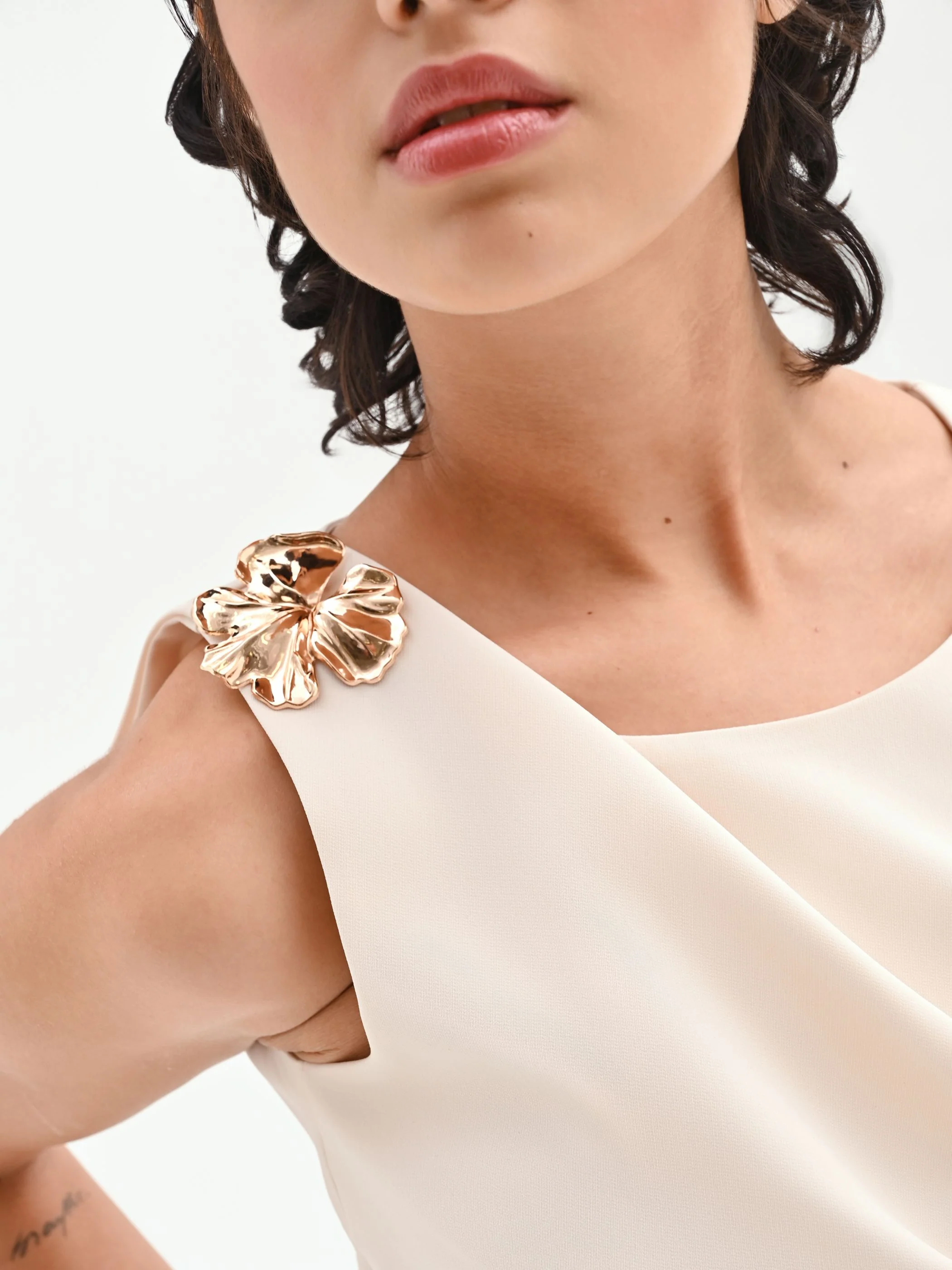 Top asimmetrico panna con accessorio oro - Image 4