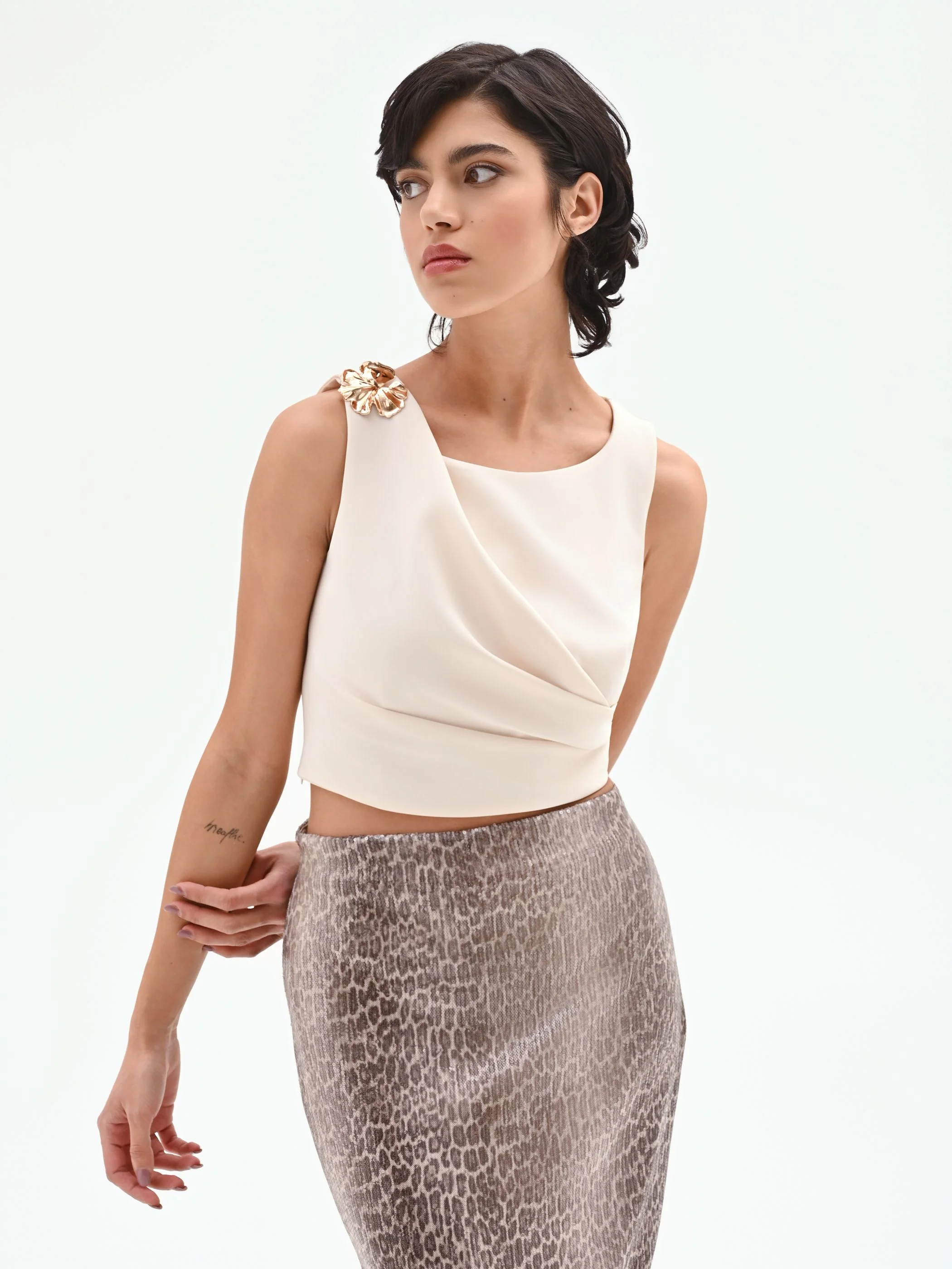 Top asimmetrico panna con accessorio oro - Image 5