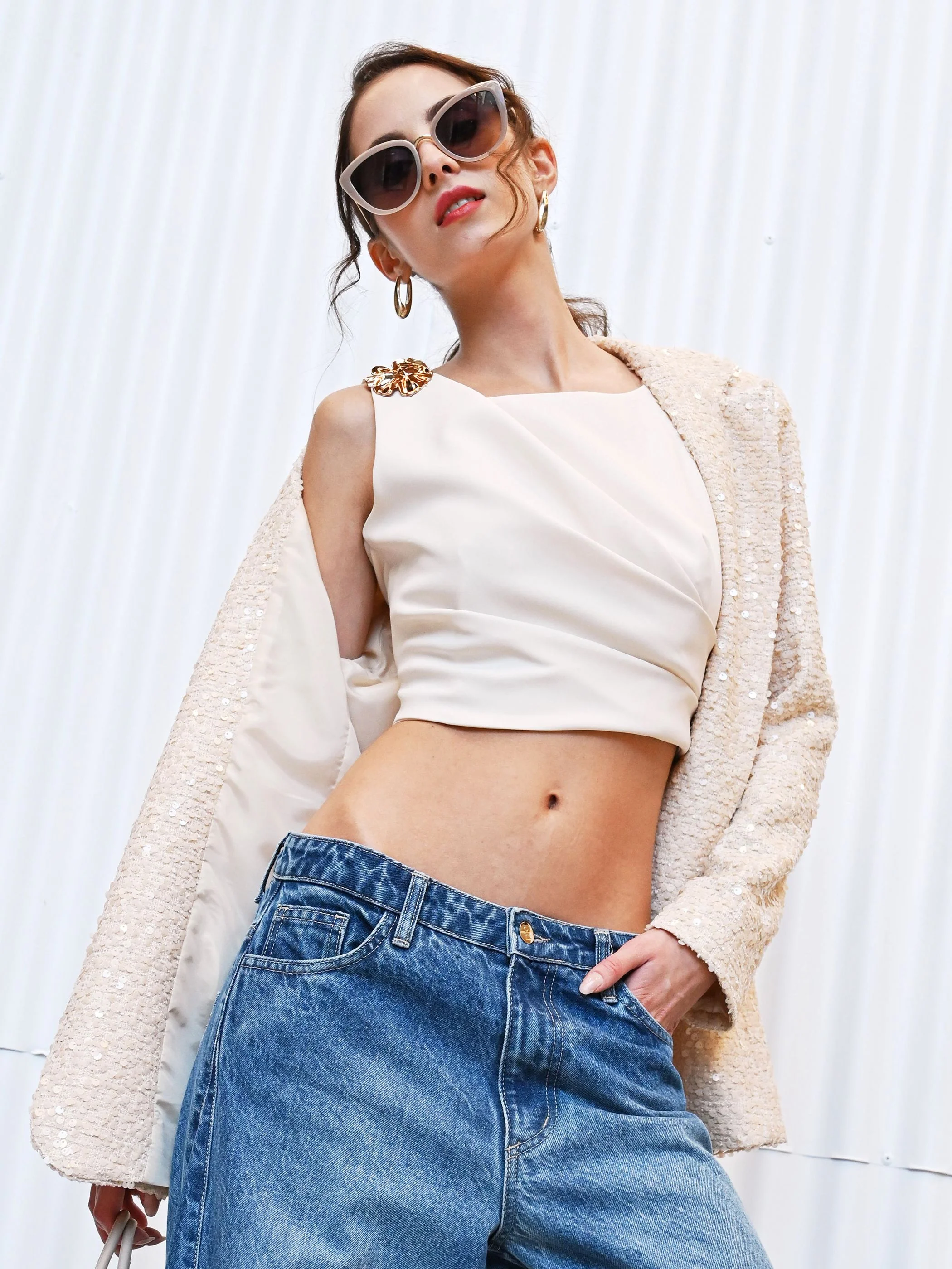 Top asimmetrico panna con accessorio oro - Image 7