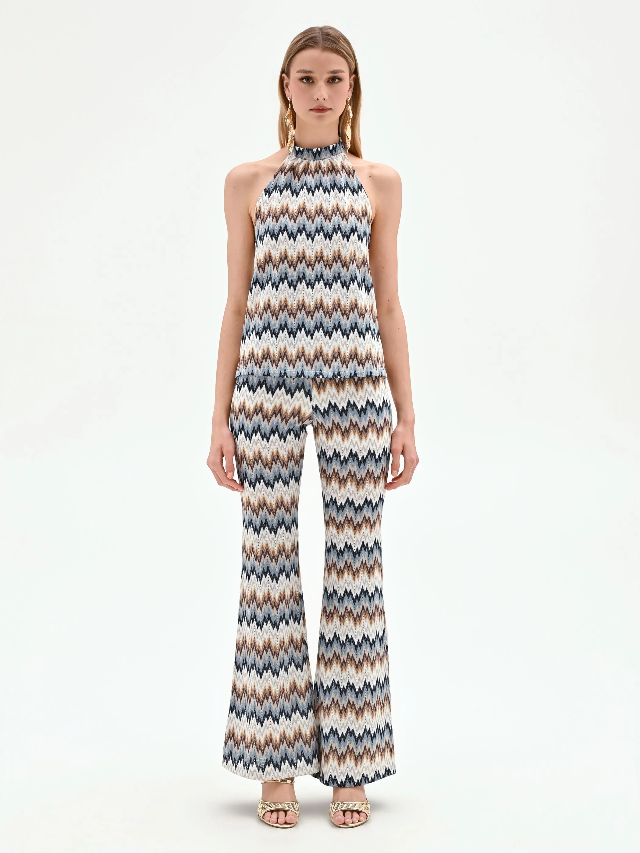 Top azzurro con mtotivo chevron e scollo all'americana