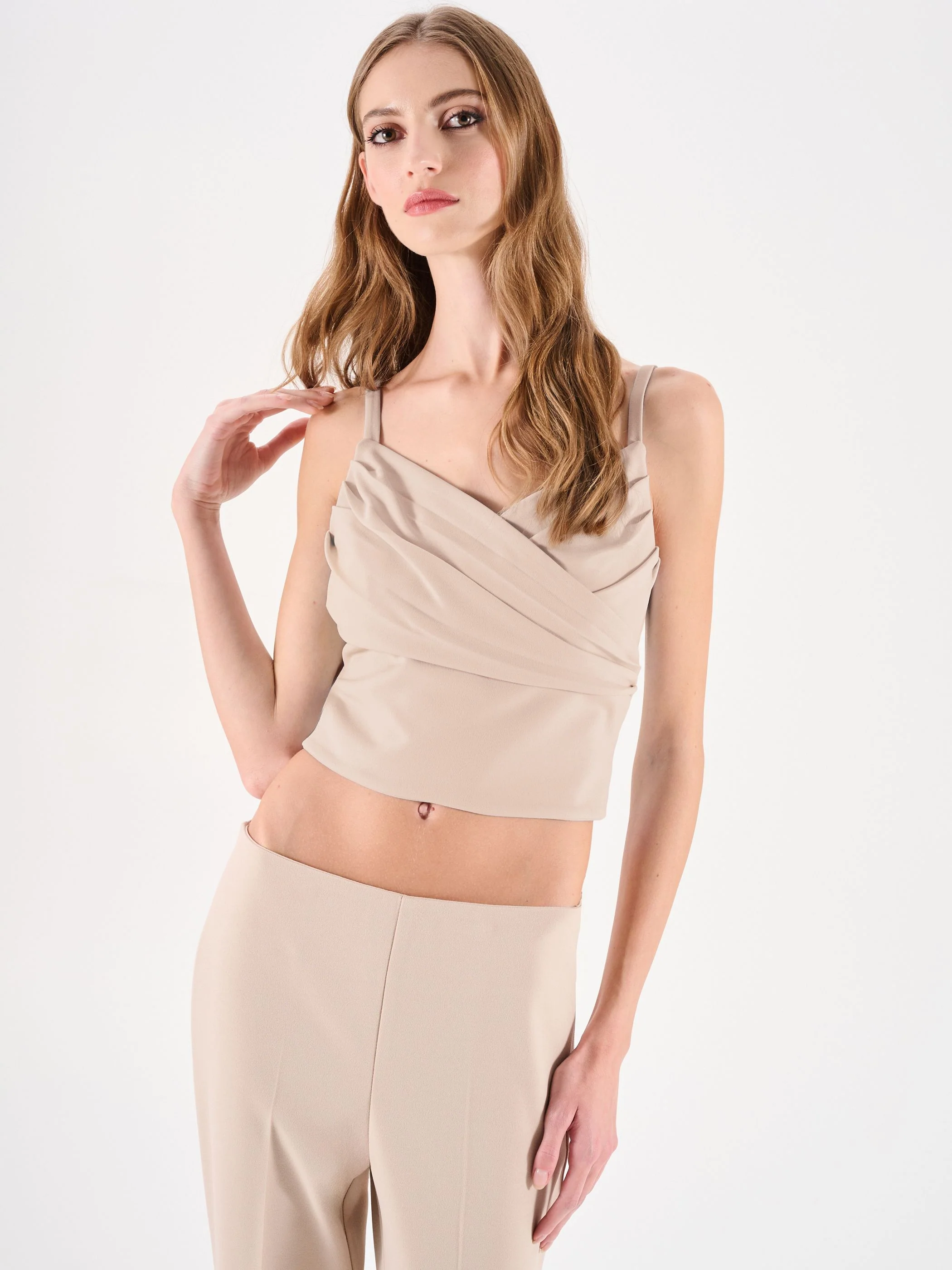 Top beige chiaro con incrocio drappeggiato - Image 5
