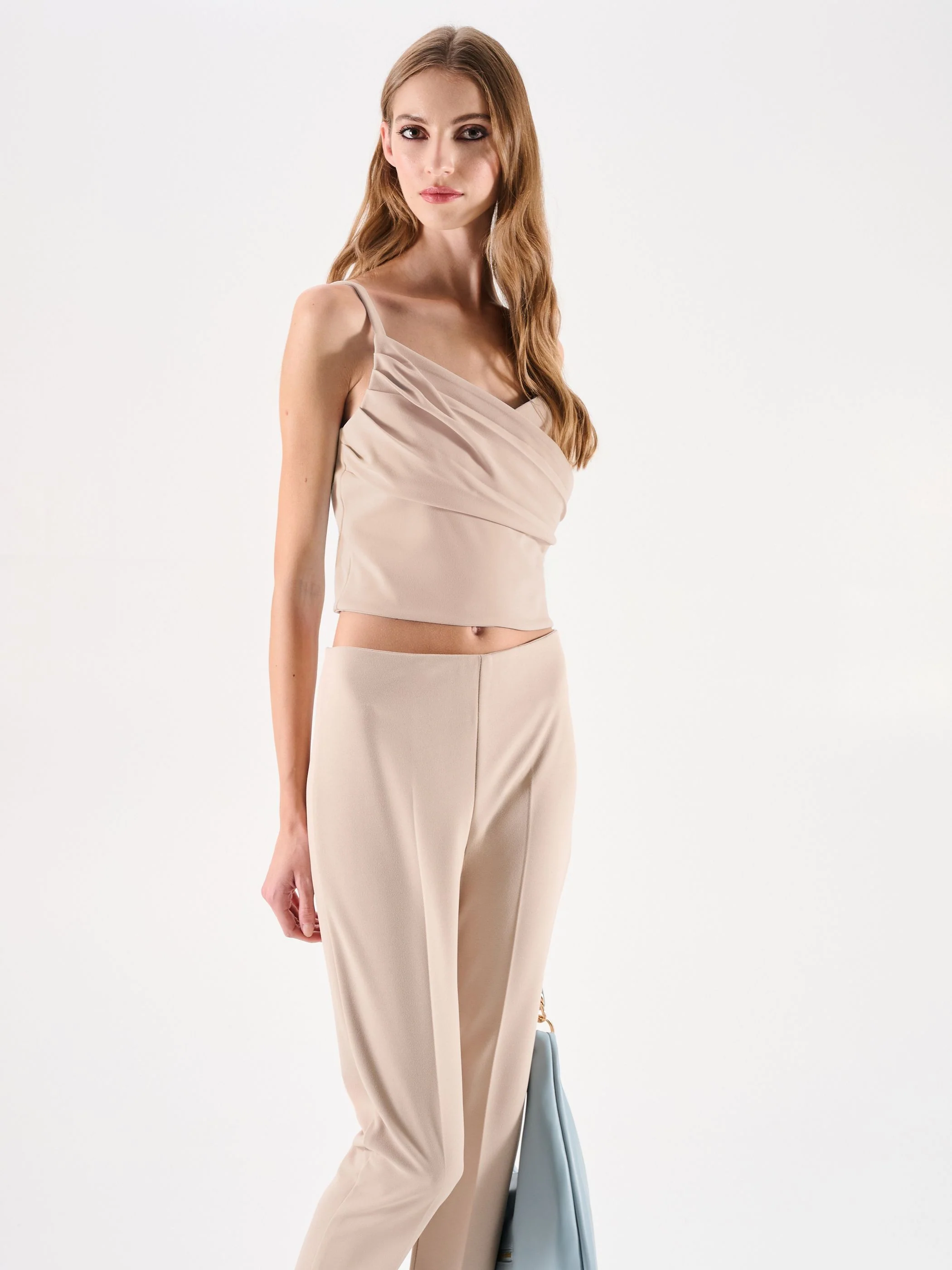 Top beige chiaro con incrocio drappeggiato - Image 6