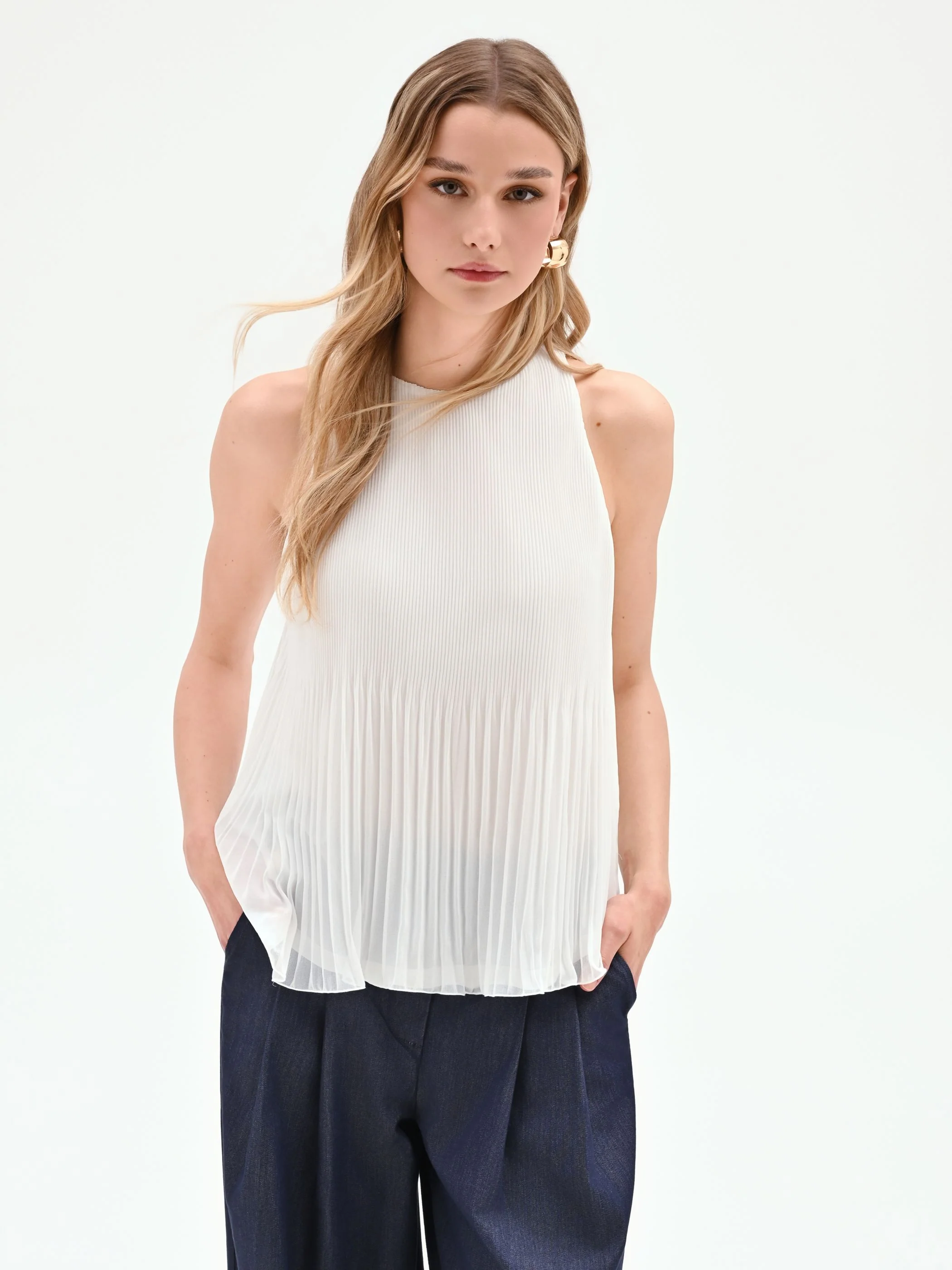 Top bianco plissettato con scollo all'americana - Image 3