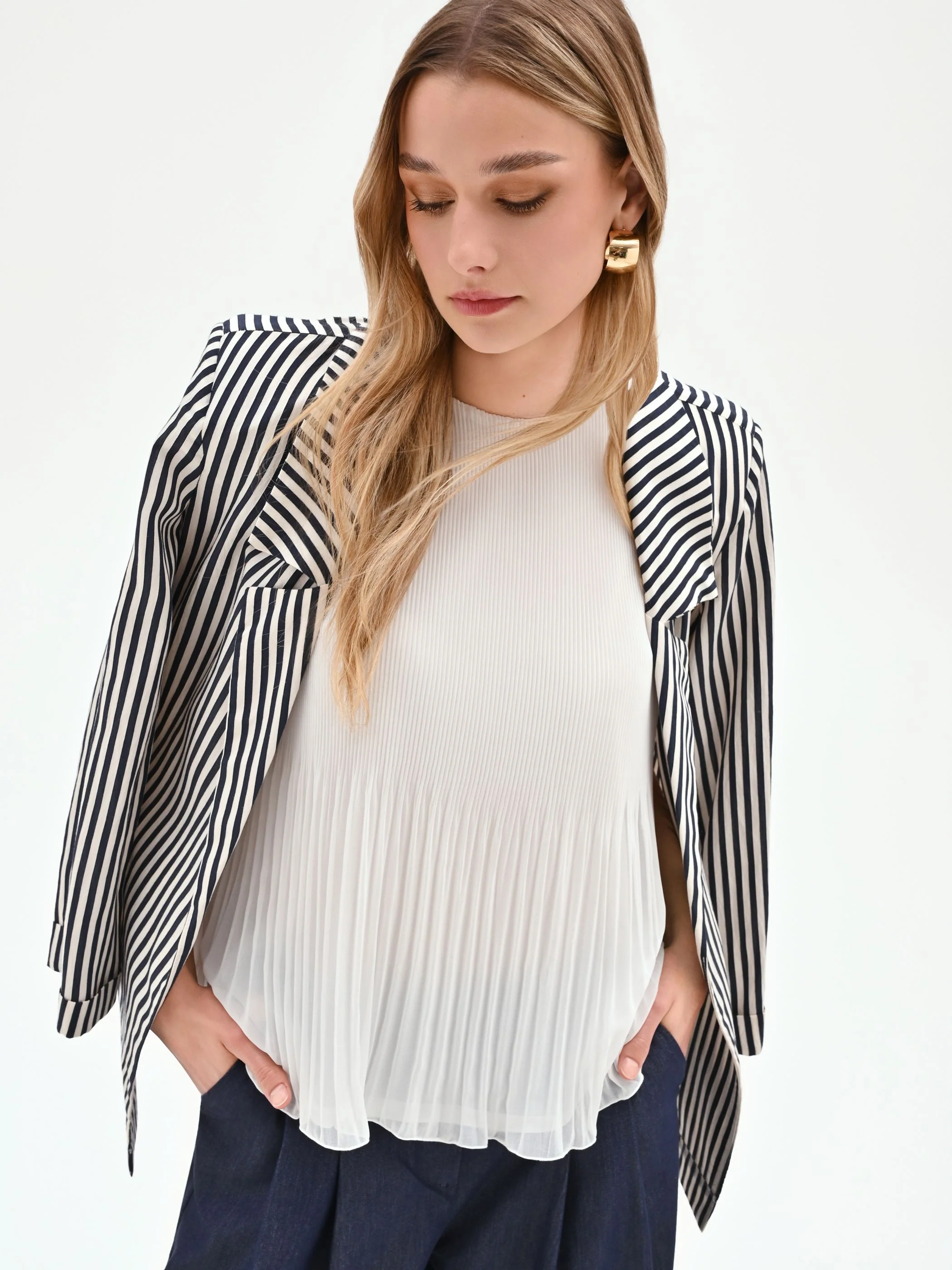 Top bianco plissettato con scollo all'americana - Image 6