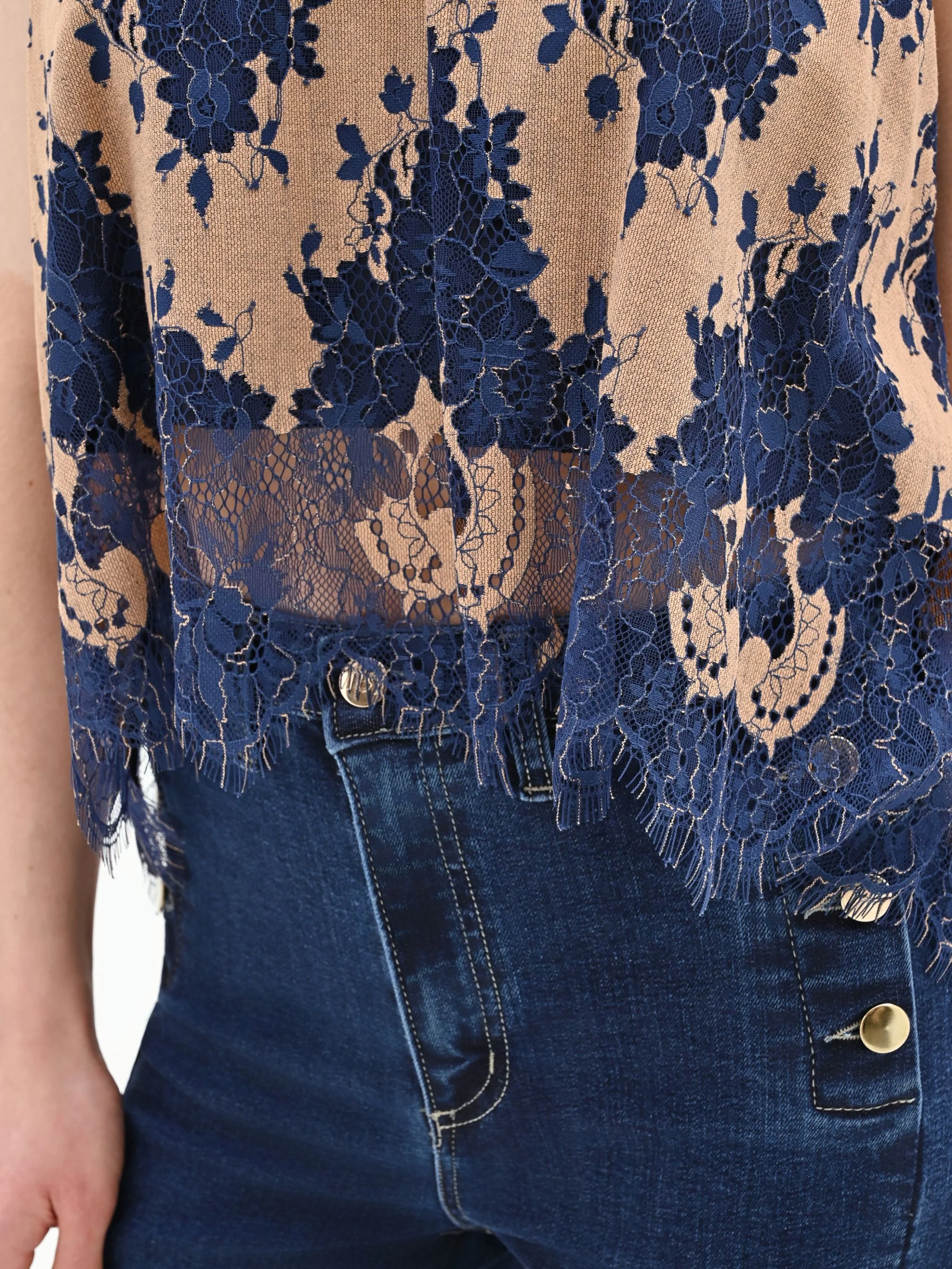 Top blu in pizzo macramè bicolore - Image 4
