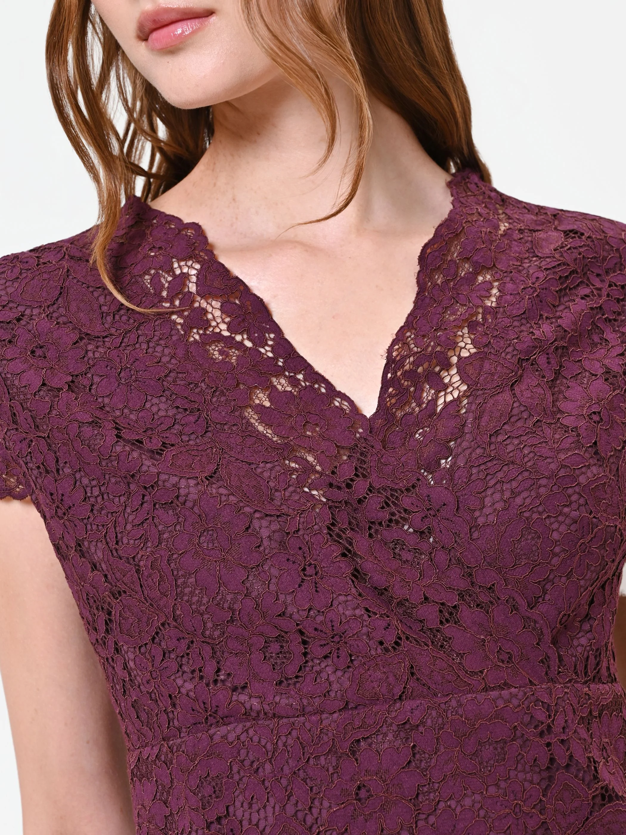 Top bordeaux in pizzo con scollo incrociato - Image 3