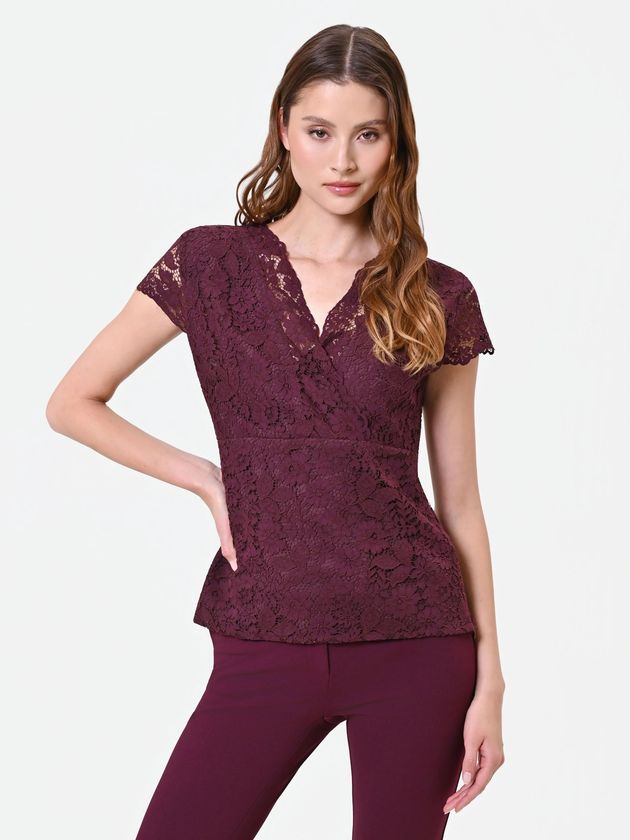 Top bordeaux in pizzo con scollo incrociato - Image 4