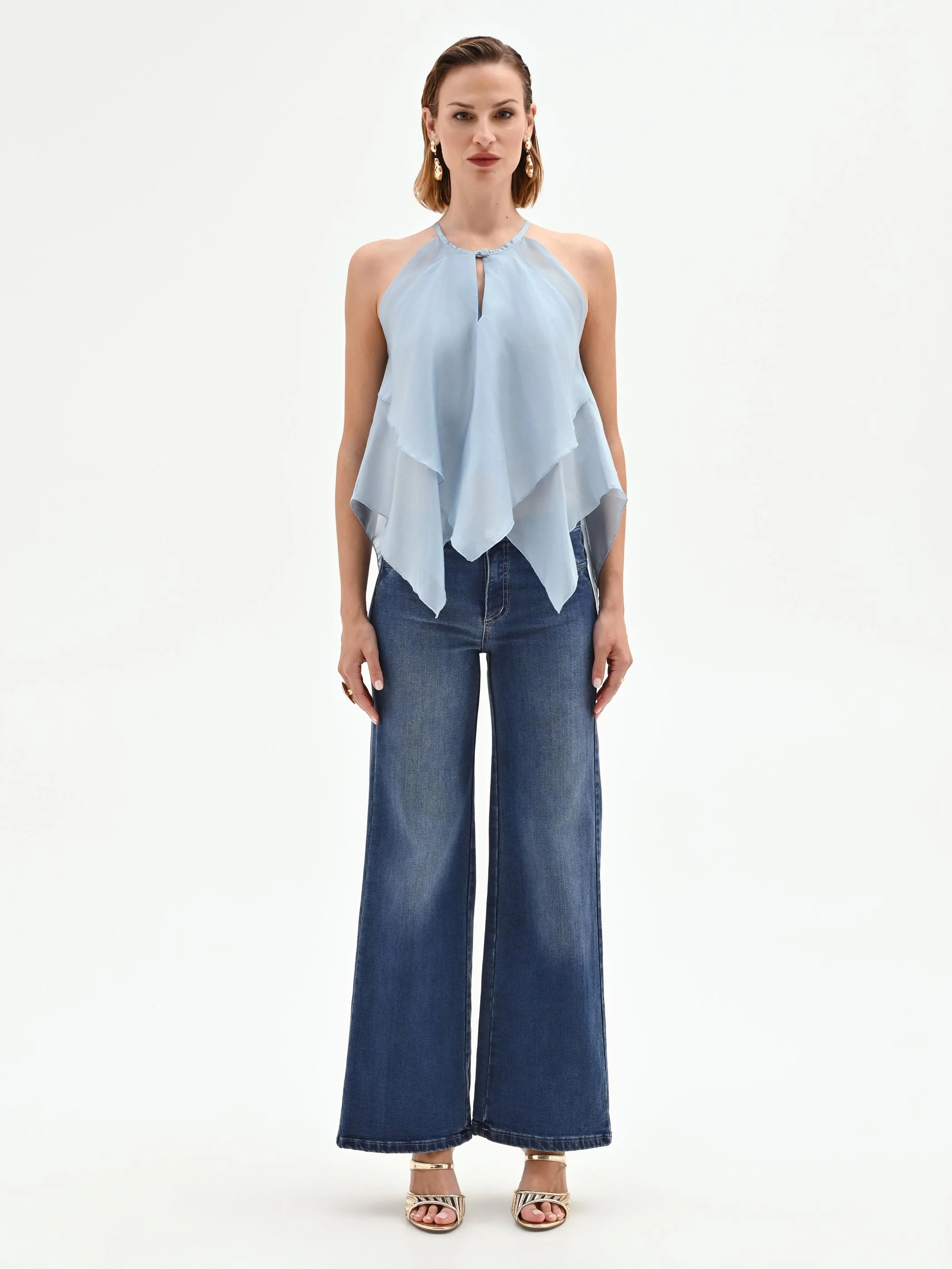 Top cielo azzurro con balze asimmetriche