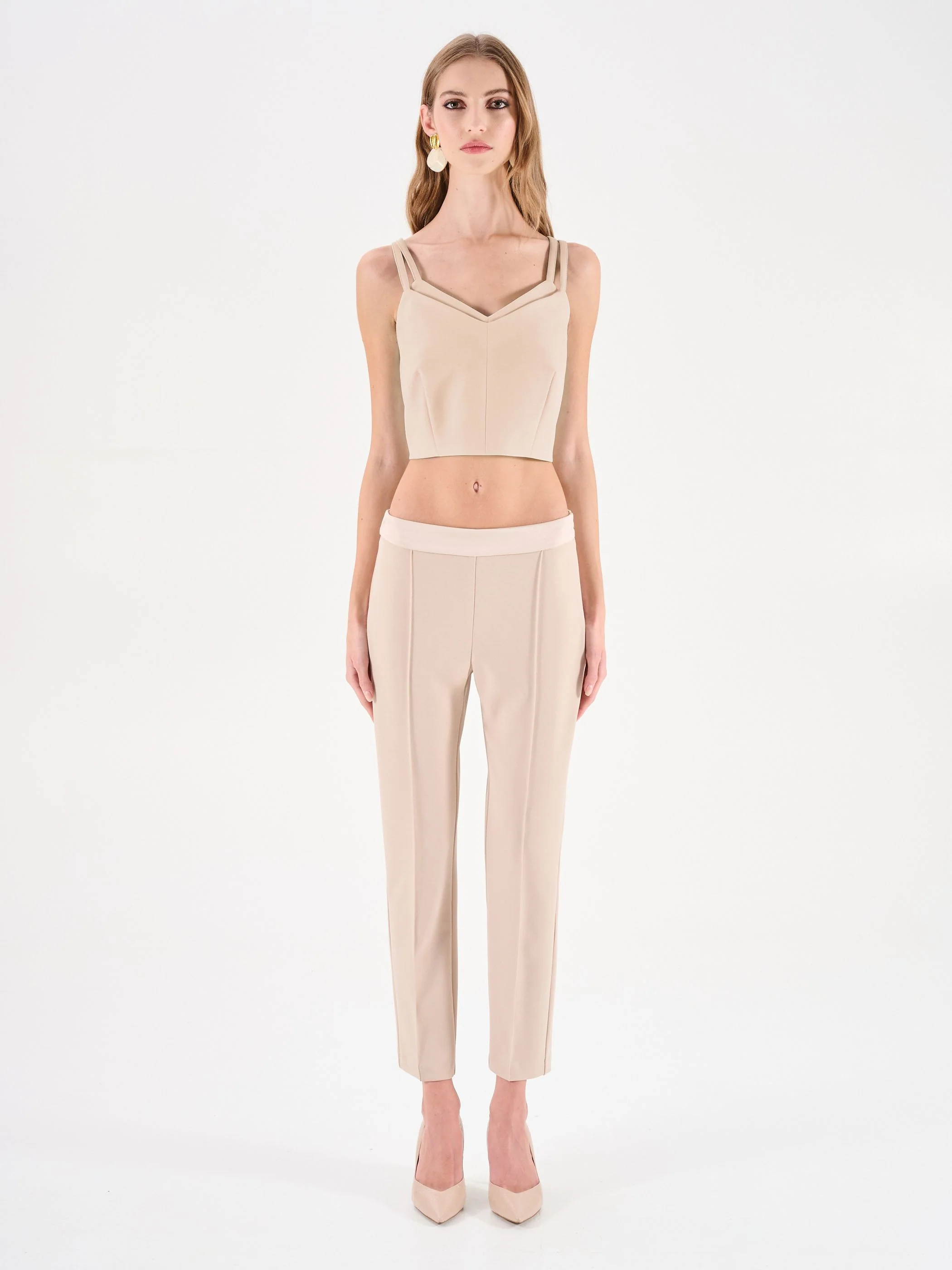 Top crop beige chiaro con doppie spalline - Image 2