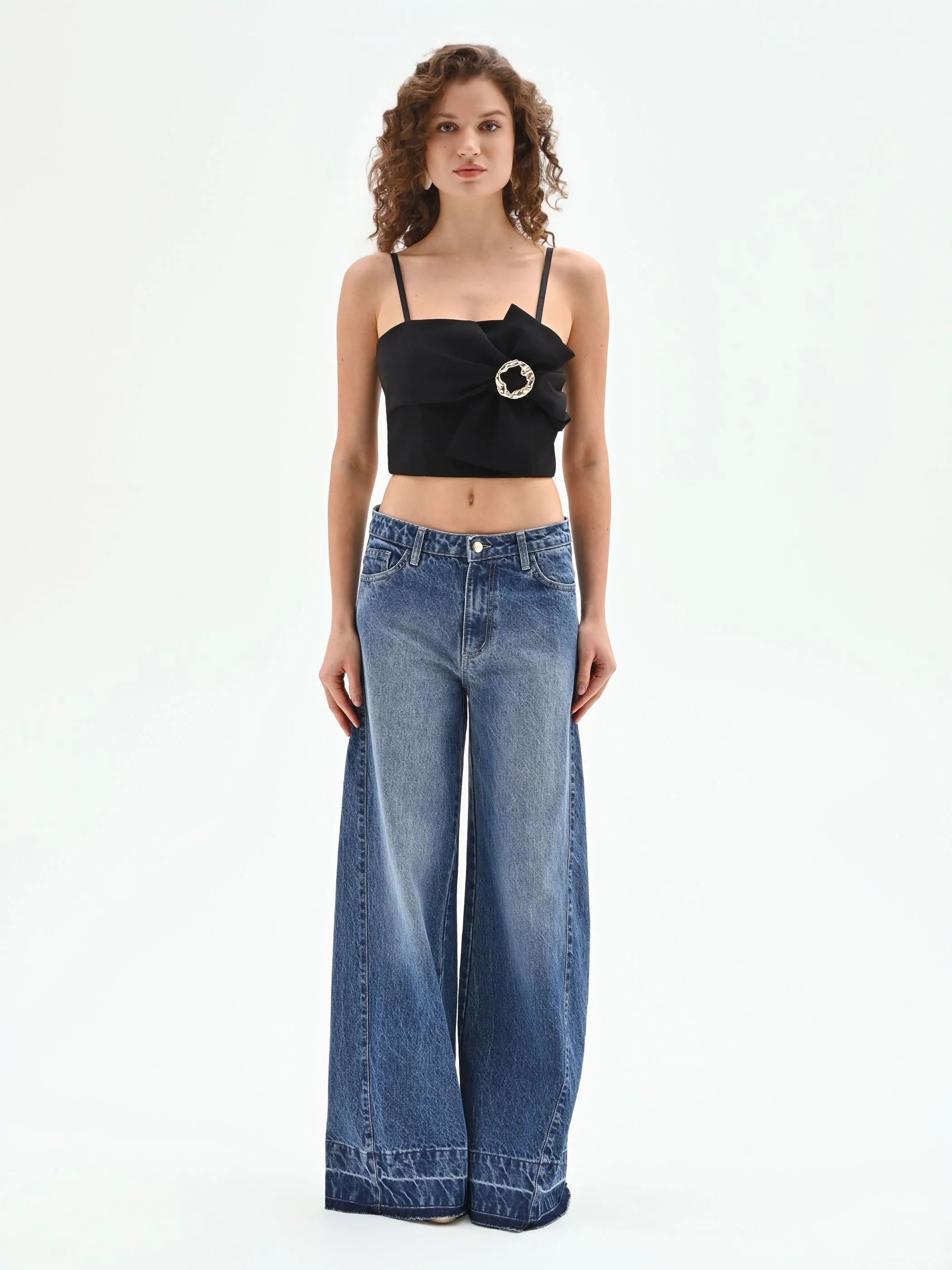 Top crop nero con drappeggio e fibbia gioiello
