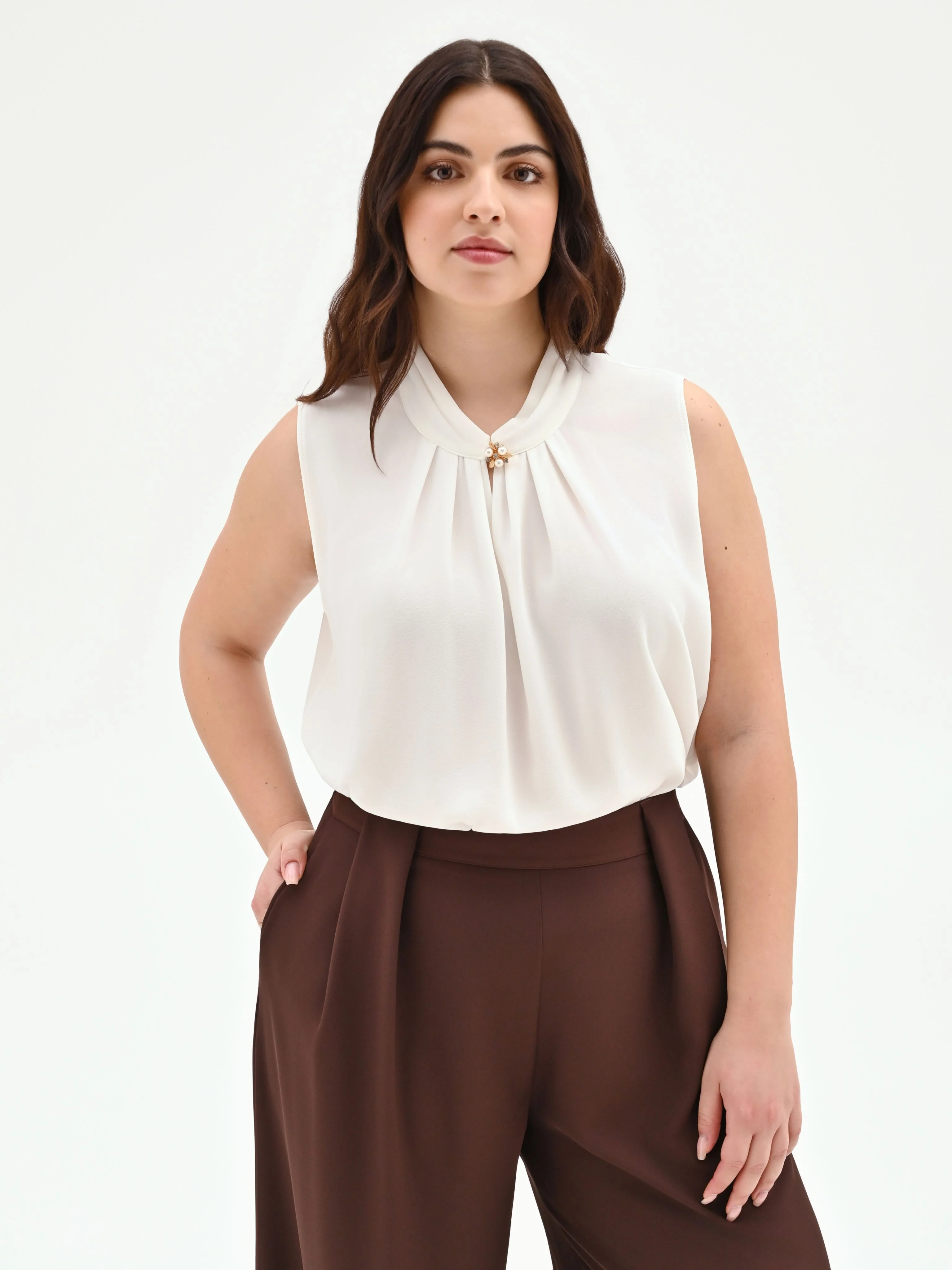 Top curvy  bianco panna con spilla gioiello - Image 3
