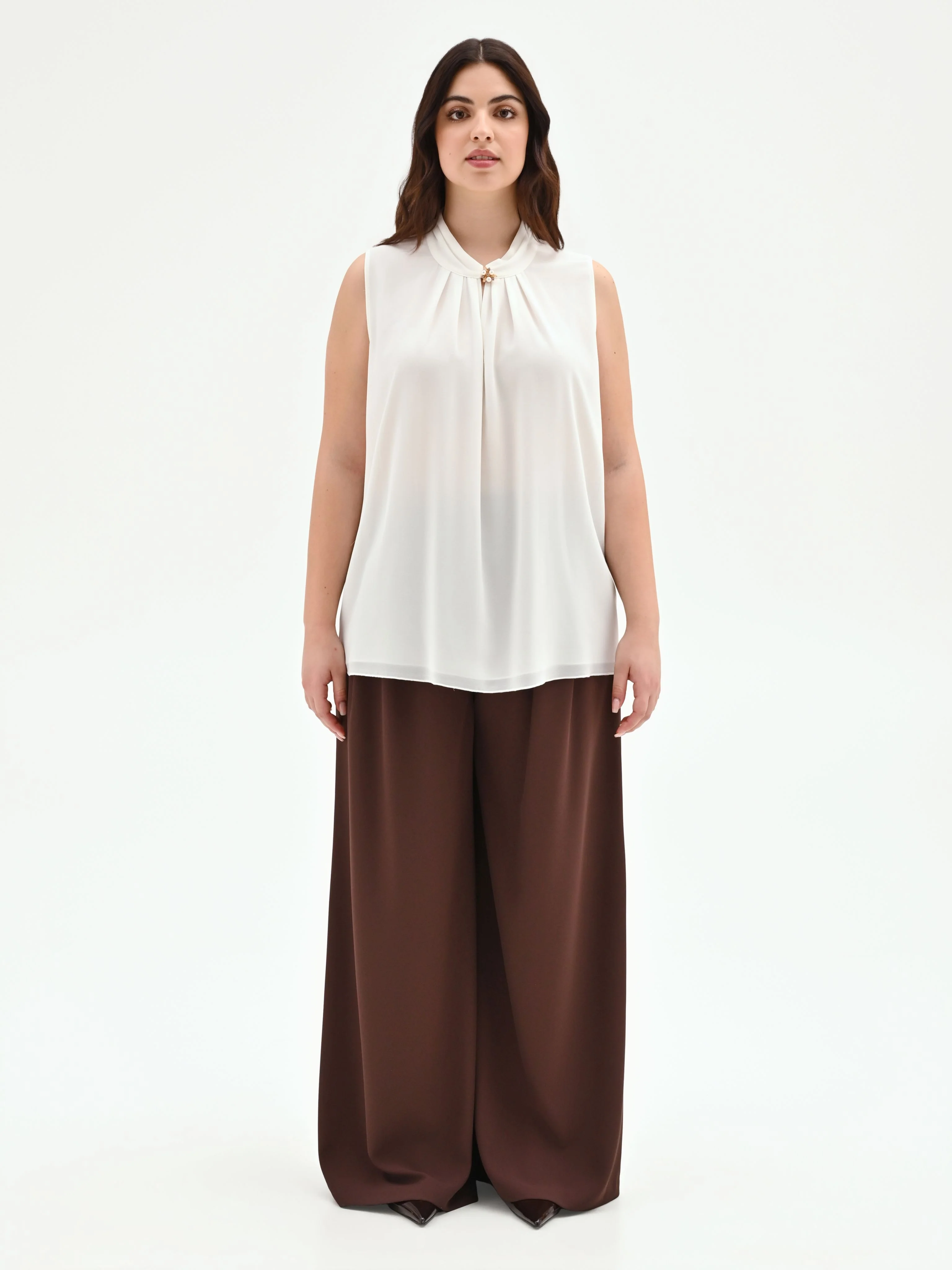 Top curvy  bianco panna con spilla gioiello - Image 5