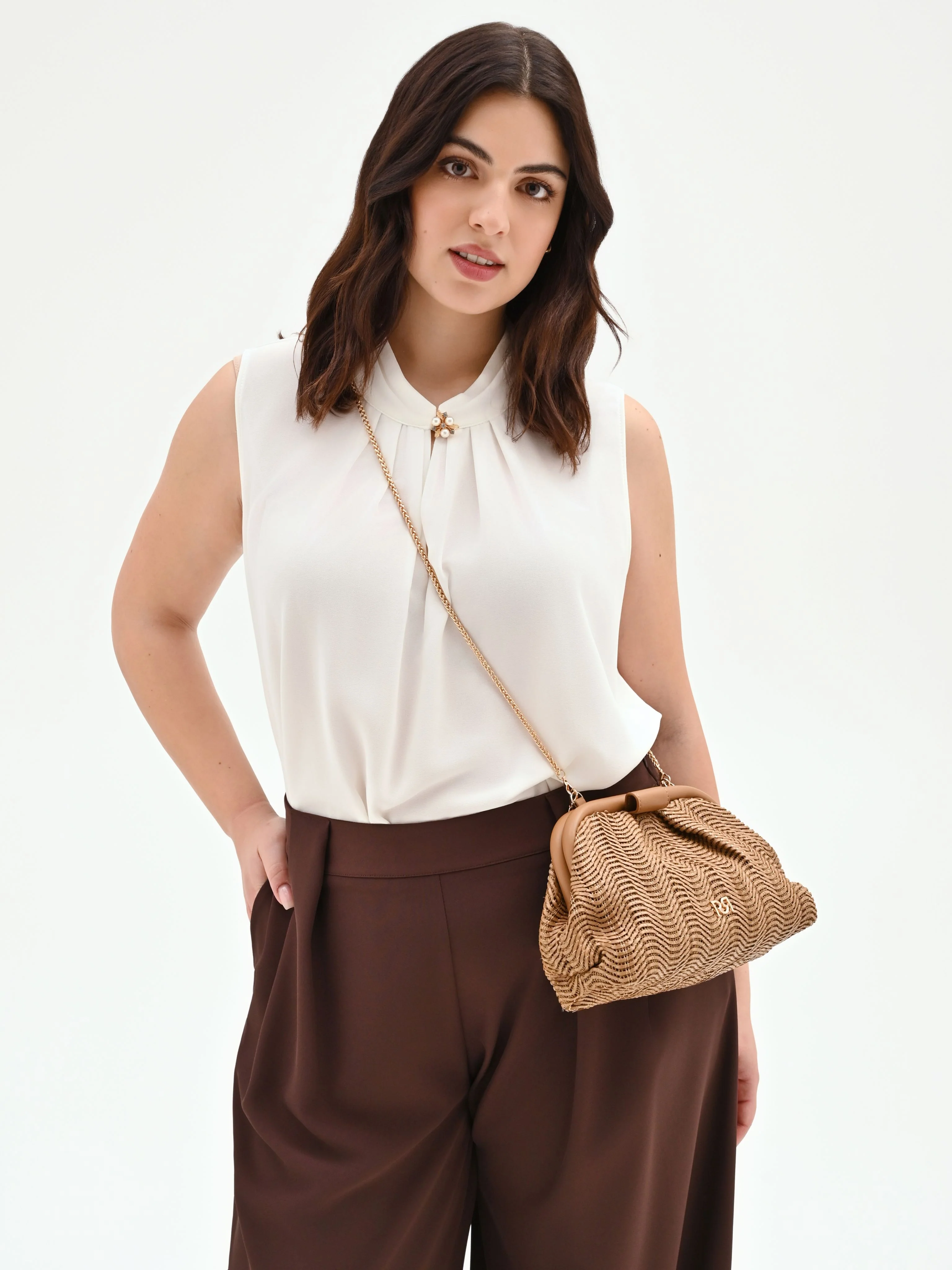 Top curvy  bianco panna con spilla gioiello - Image 6