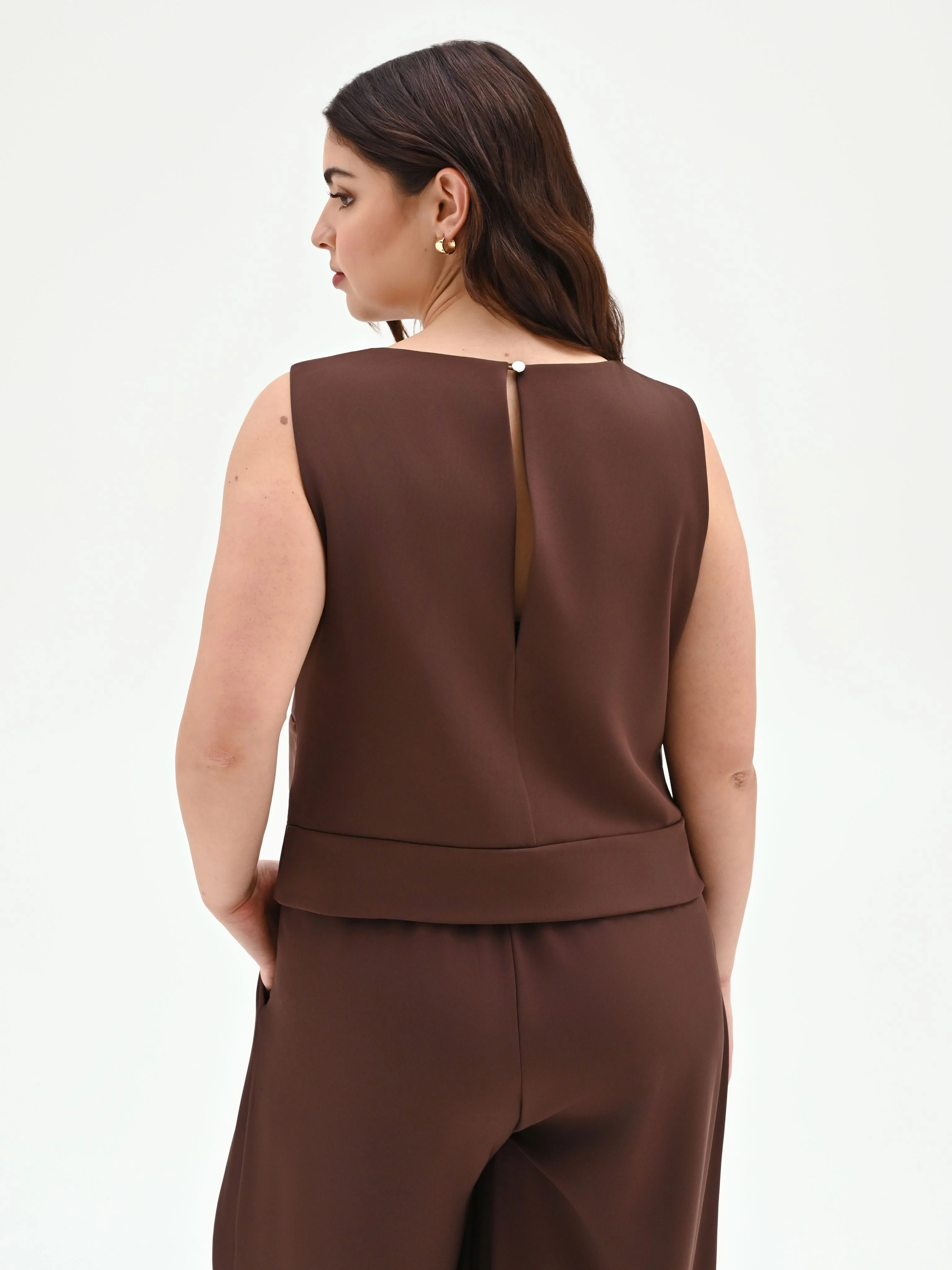 Top curvy cioccolato con drappeggio e spilla fiore - Image 3