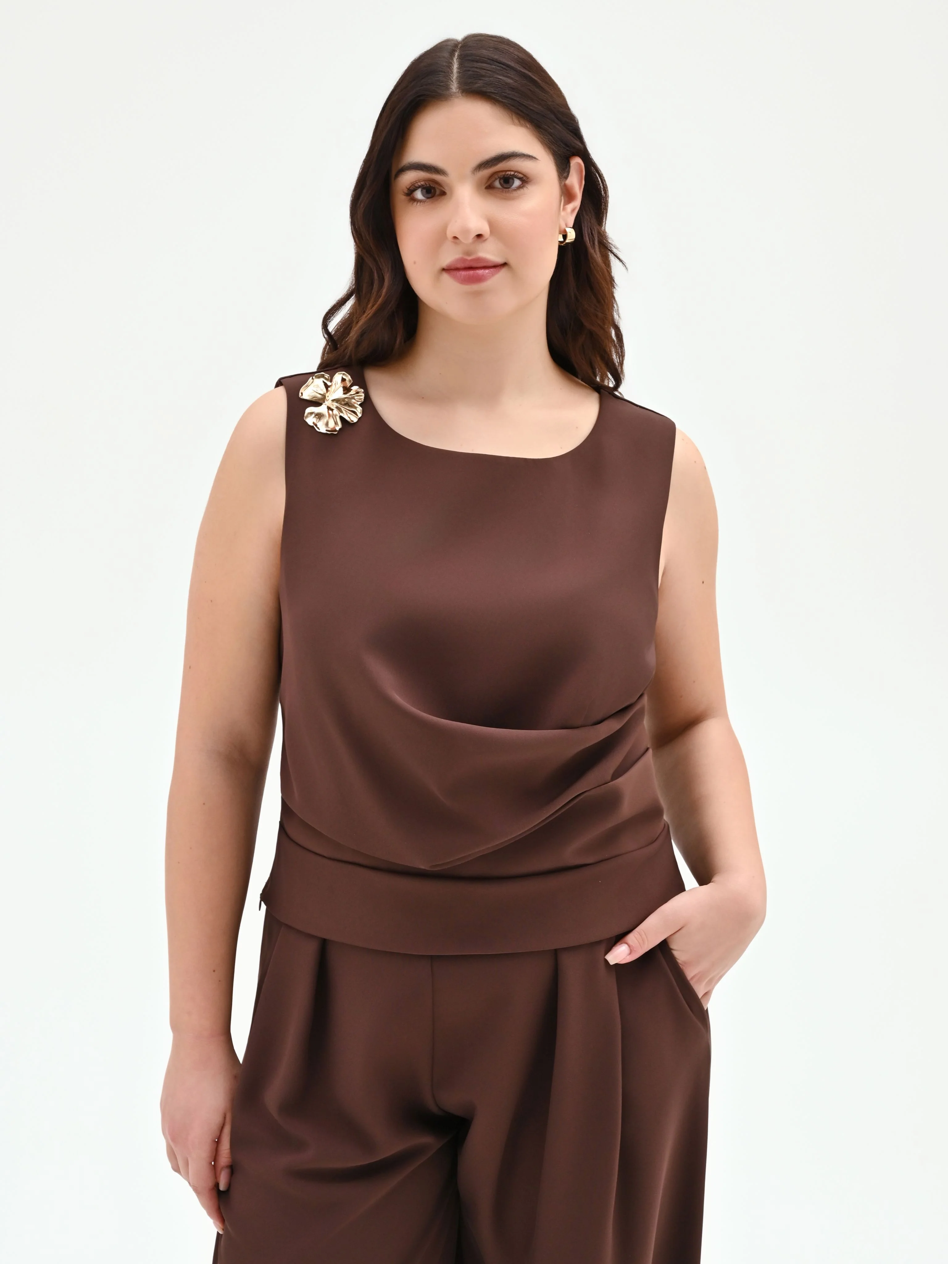 Top curvy cioccolato con drappeggio e spilla fiore - Image 5