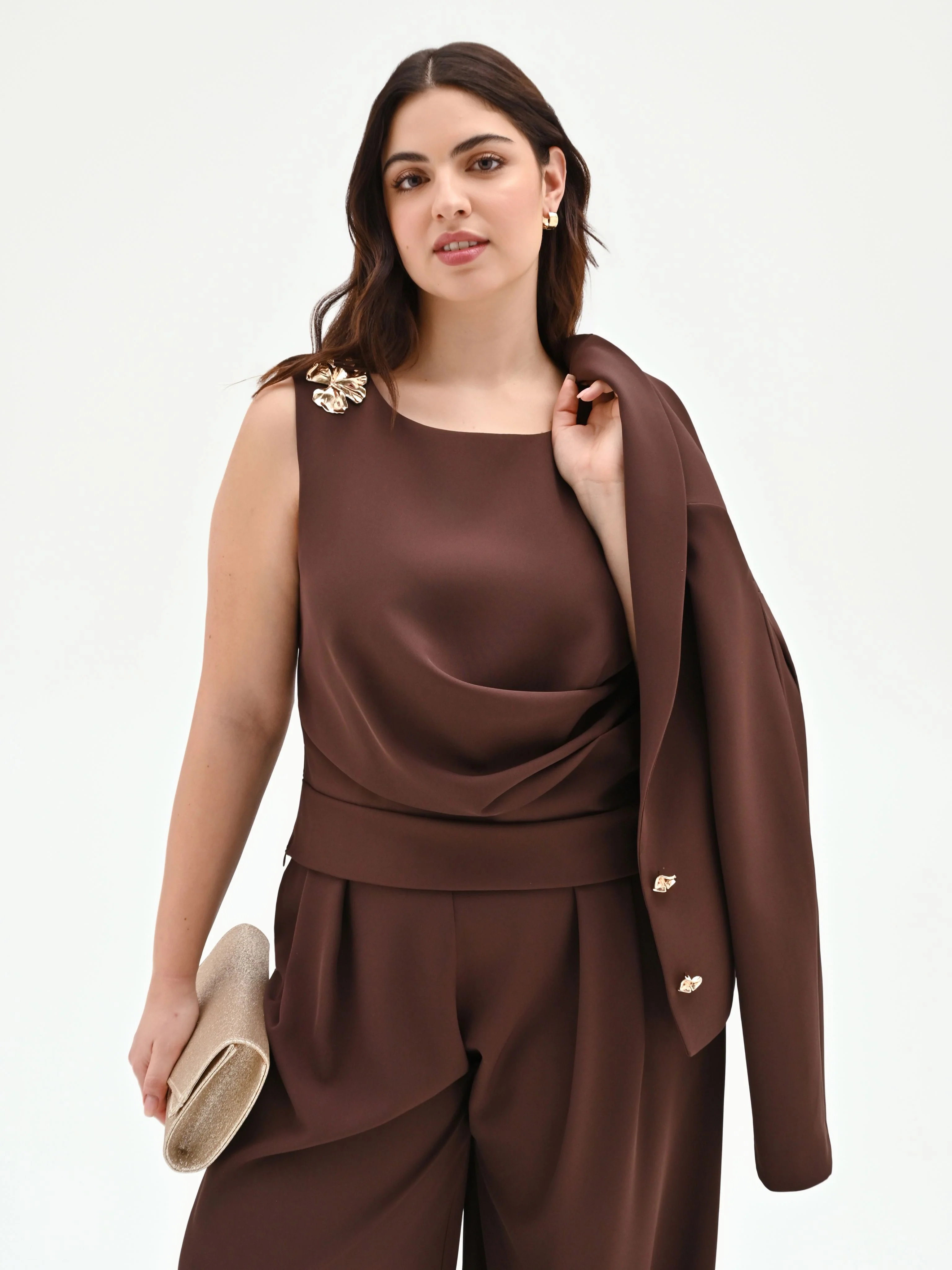 Top curvy cioccolato con drappeggio e spilla fiore - Image 6