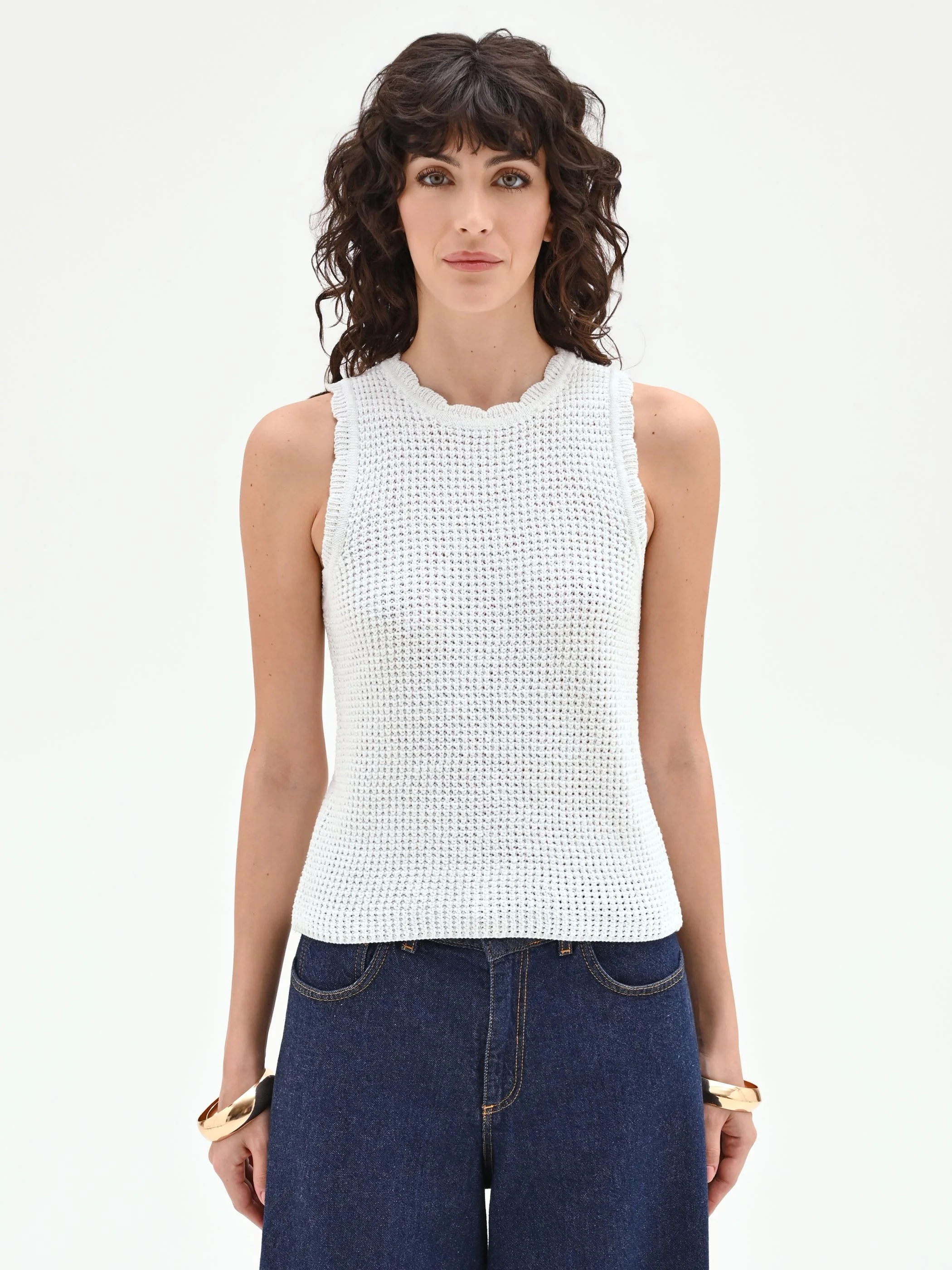 Top in maglia bianca con orli smerlati - Image 2