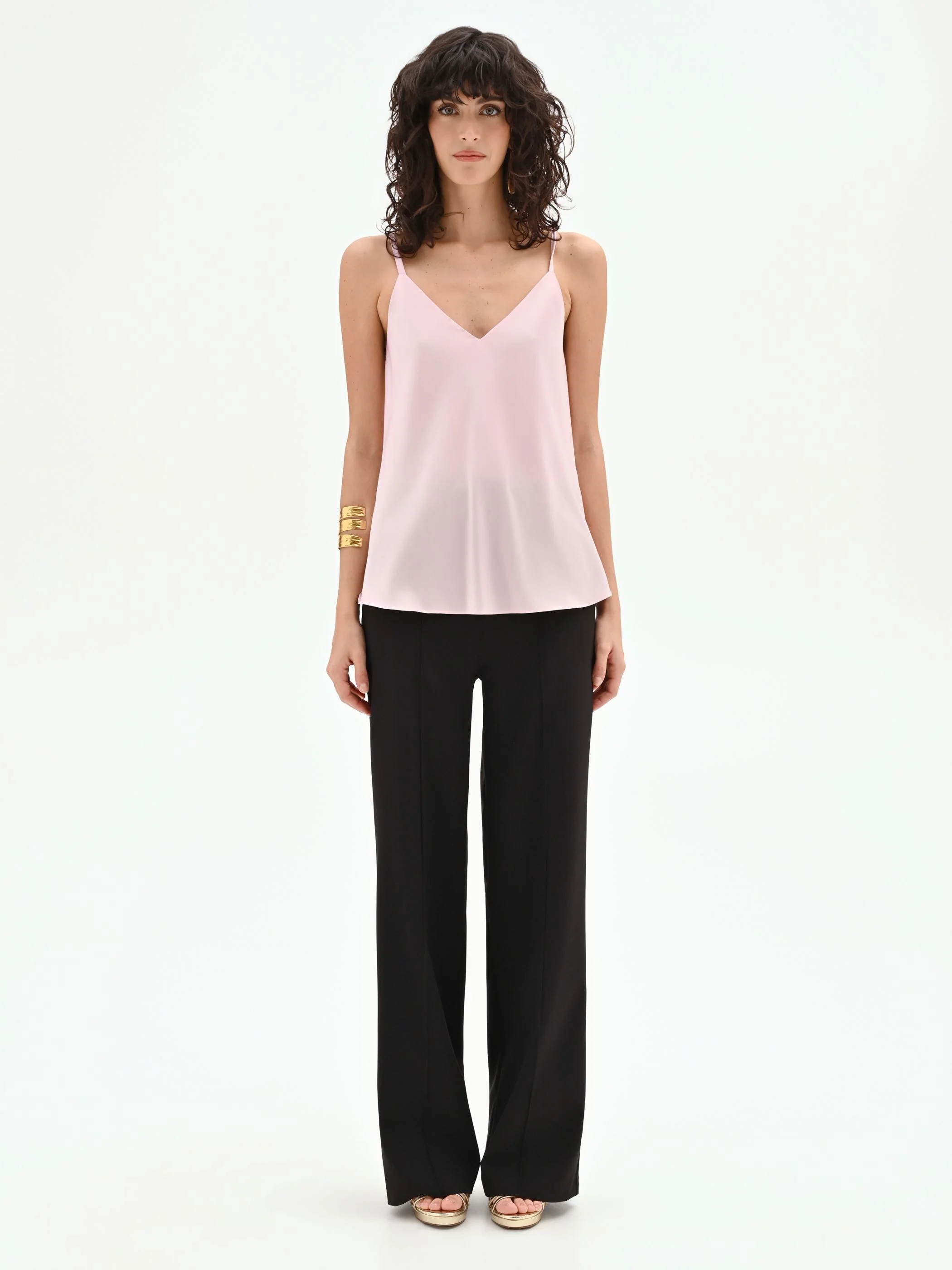 Top in raso rosa pastello con scollo a v