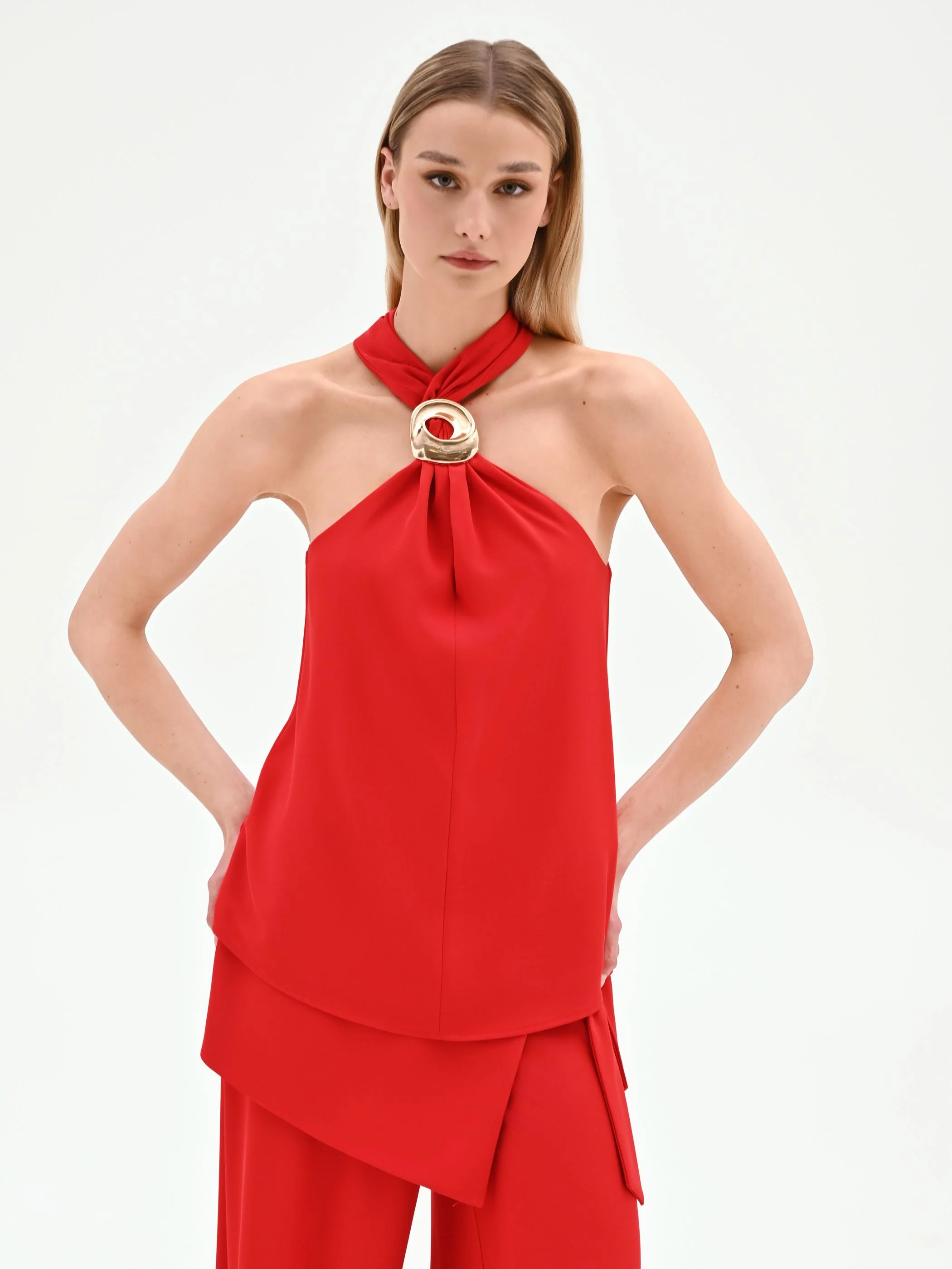 Top rosso con scollo all'americana e anello - Image 5