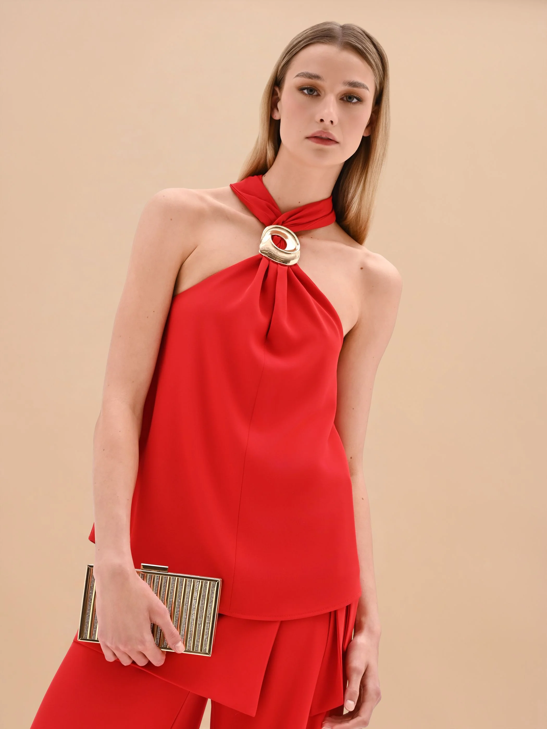 Top rosso con scollo all'americana e anello - Image 6