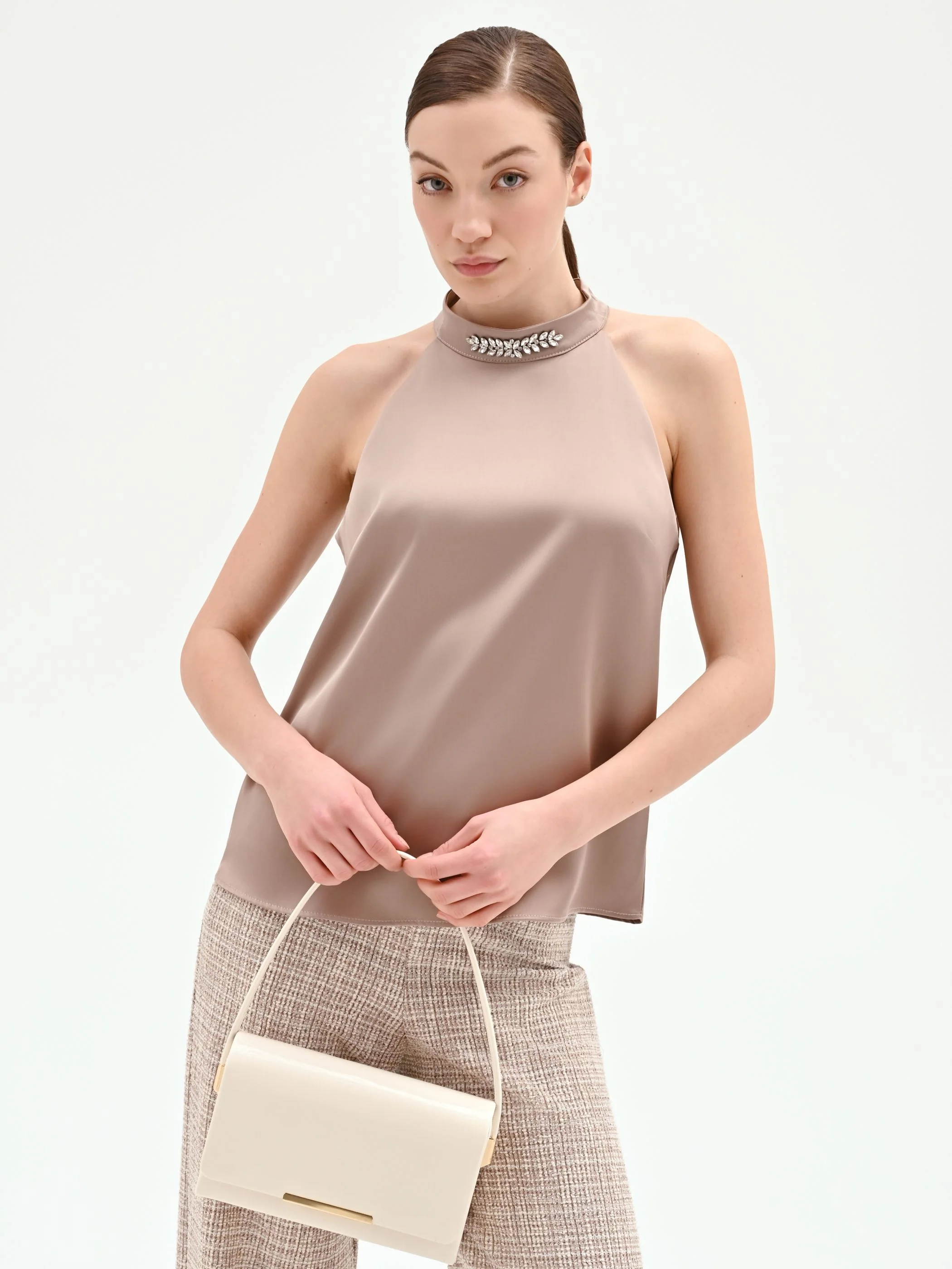 Top tortora beige in raso con applicazione gioiello - Image 6