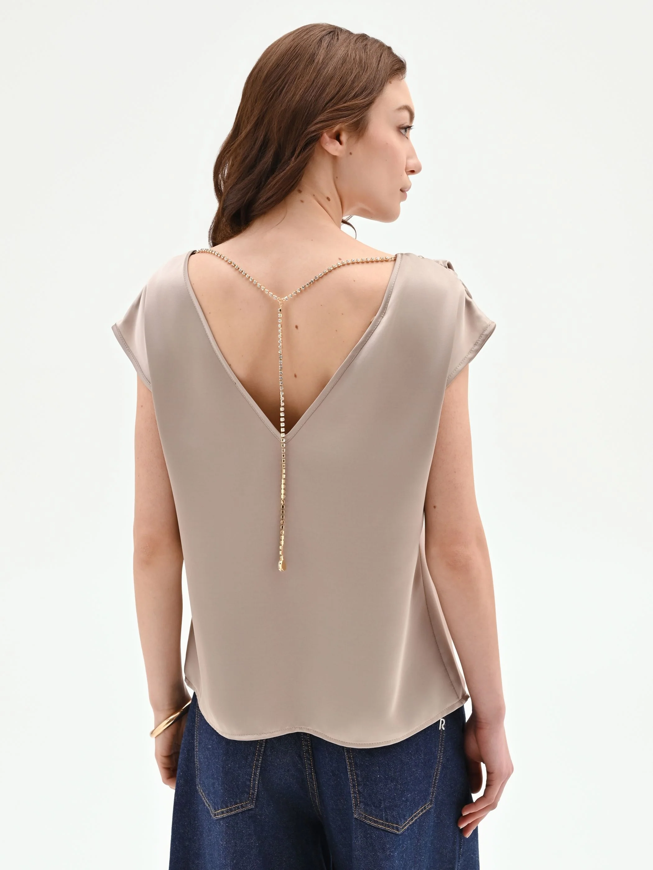 Top tortora beige in raso con maniche a petalo - Image 3
