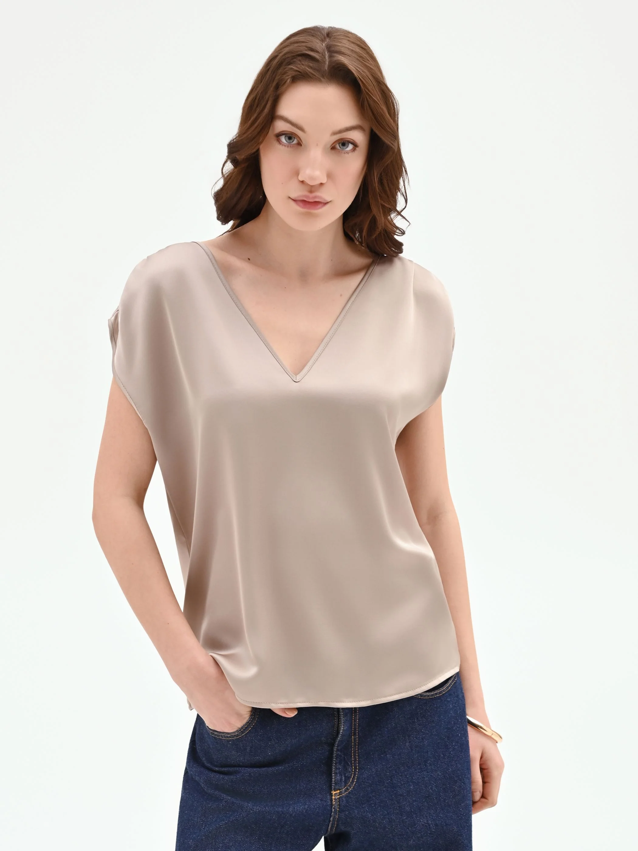 Top tortora beige in raso con maniche a petalo - Image 5