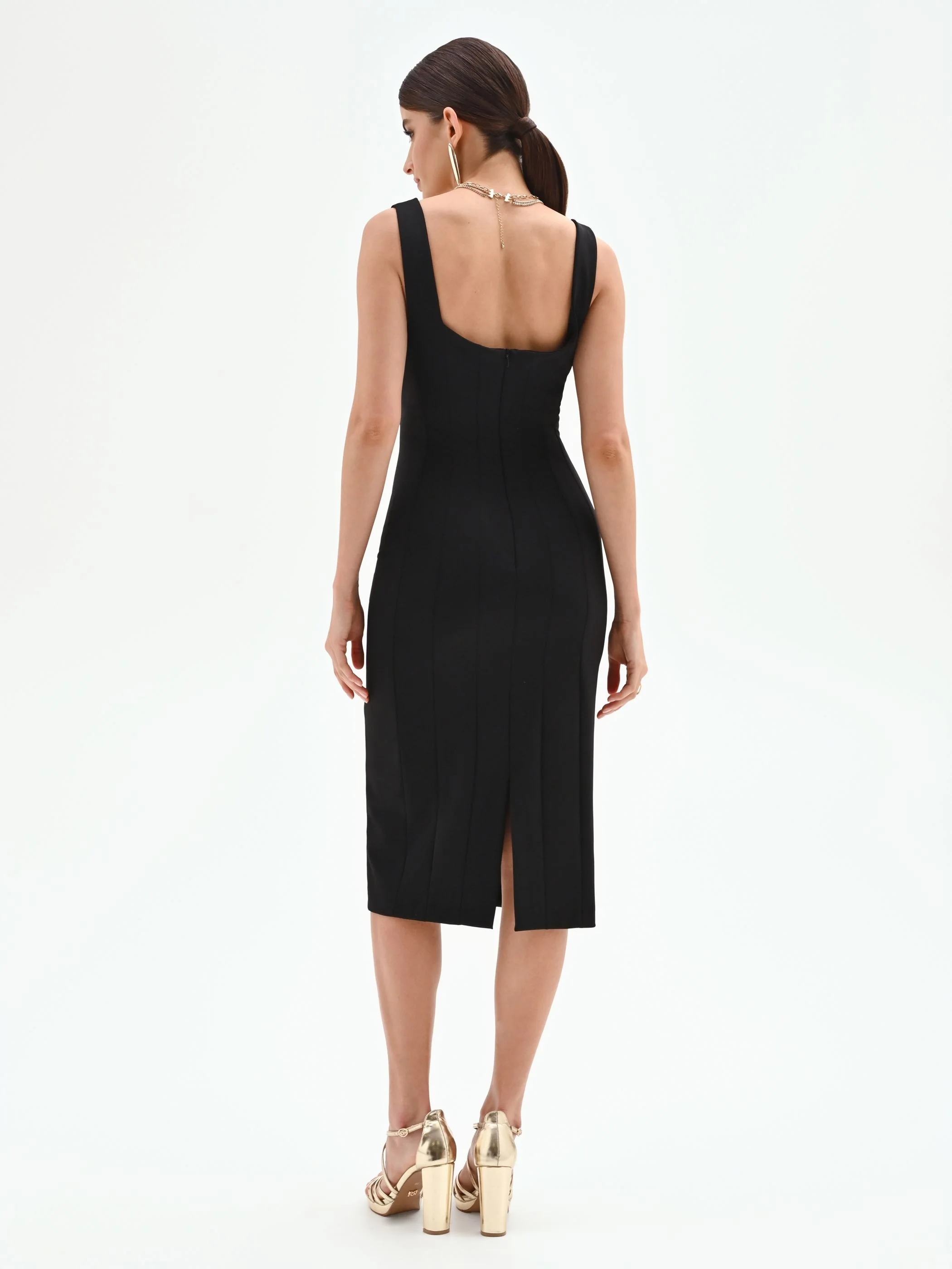Tubino midi nero con scollo quadrato