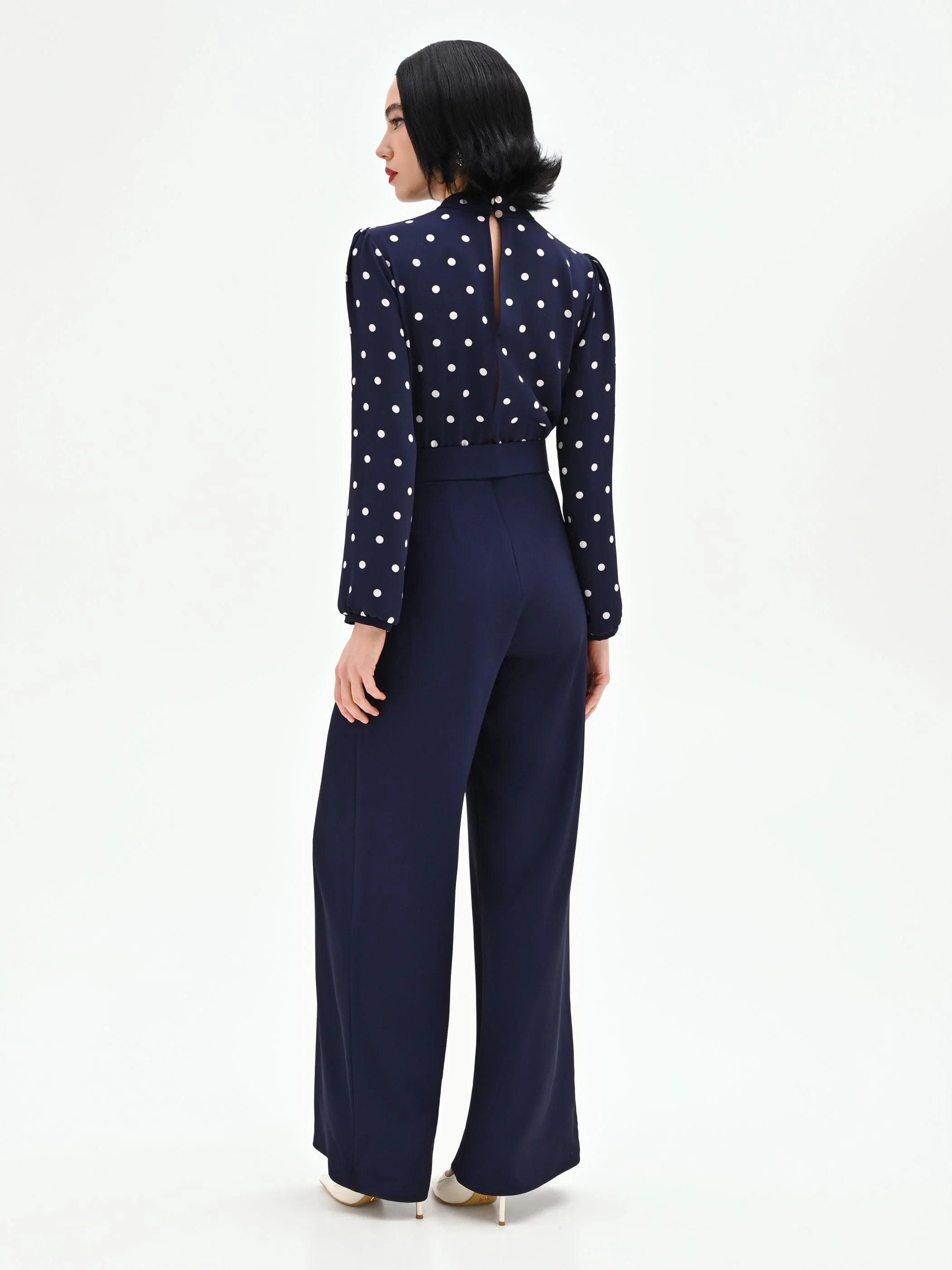 Tuta blu con blusa a pois e collo foulard - Image 2