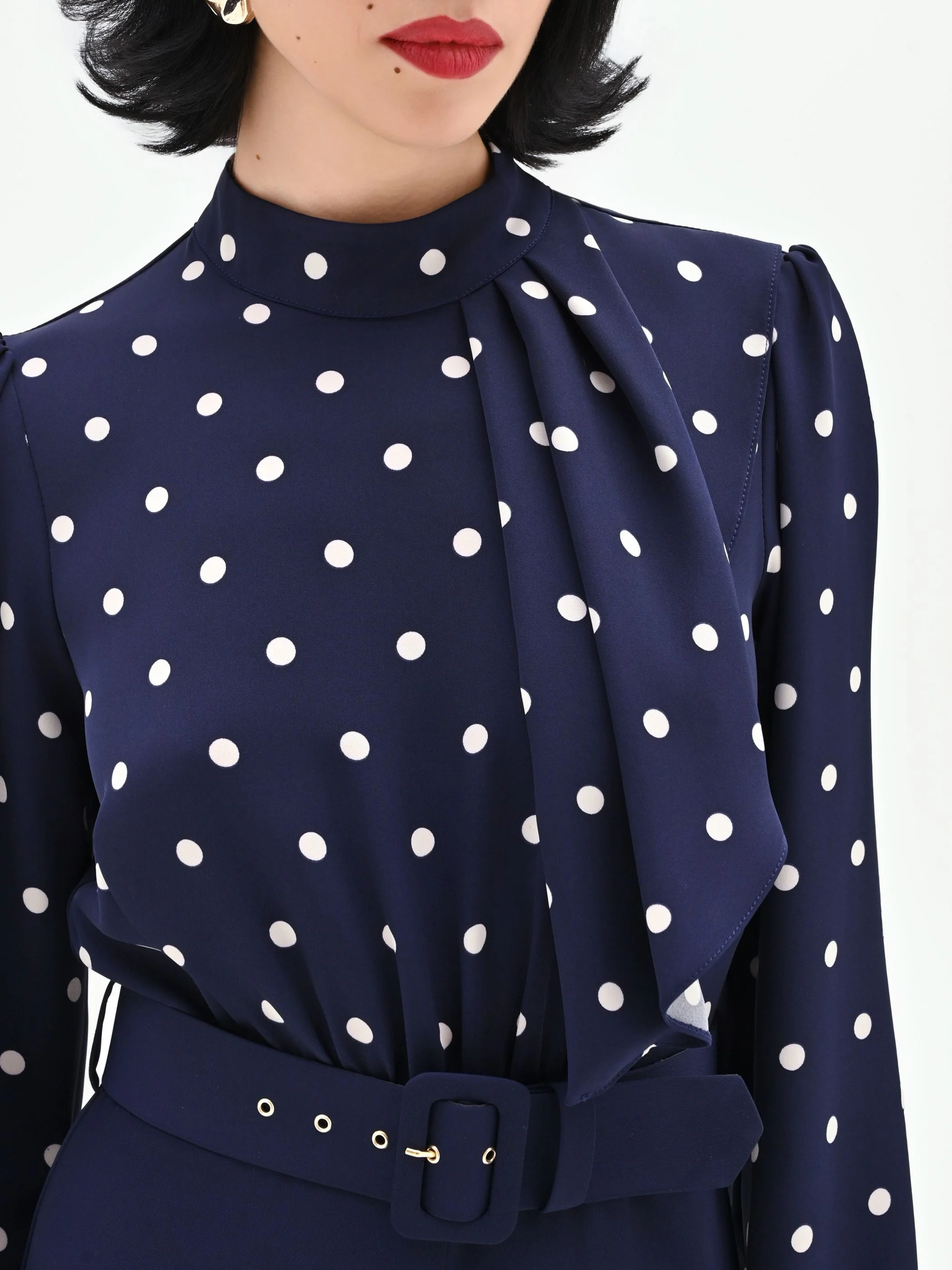 Tuta blu con blusa a pois e collo foulard - Image 3