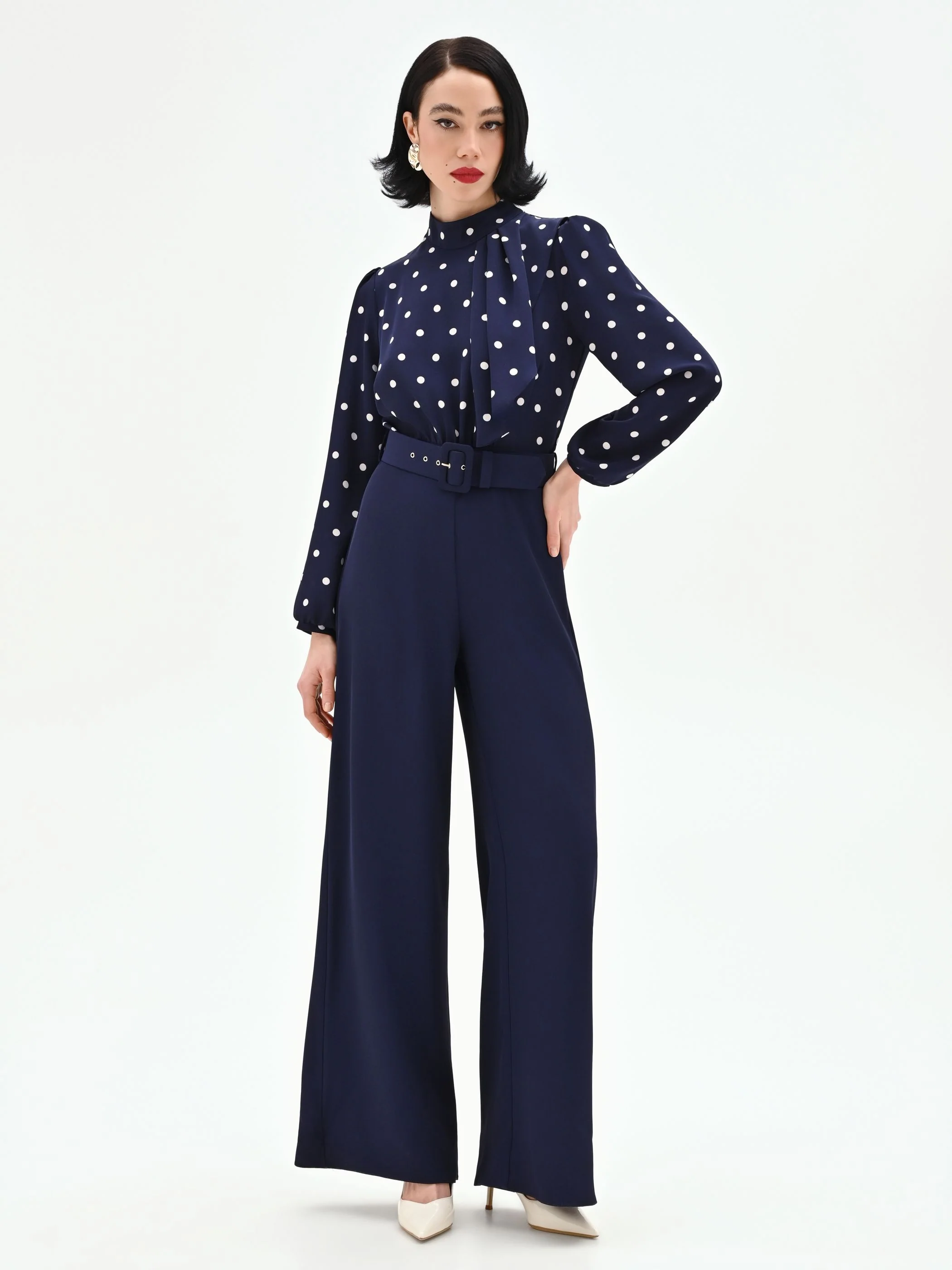 Tuta blu con blusa a pois e collo foulard - Image 4