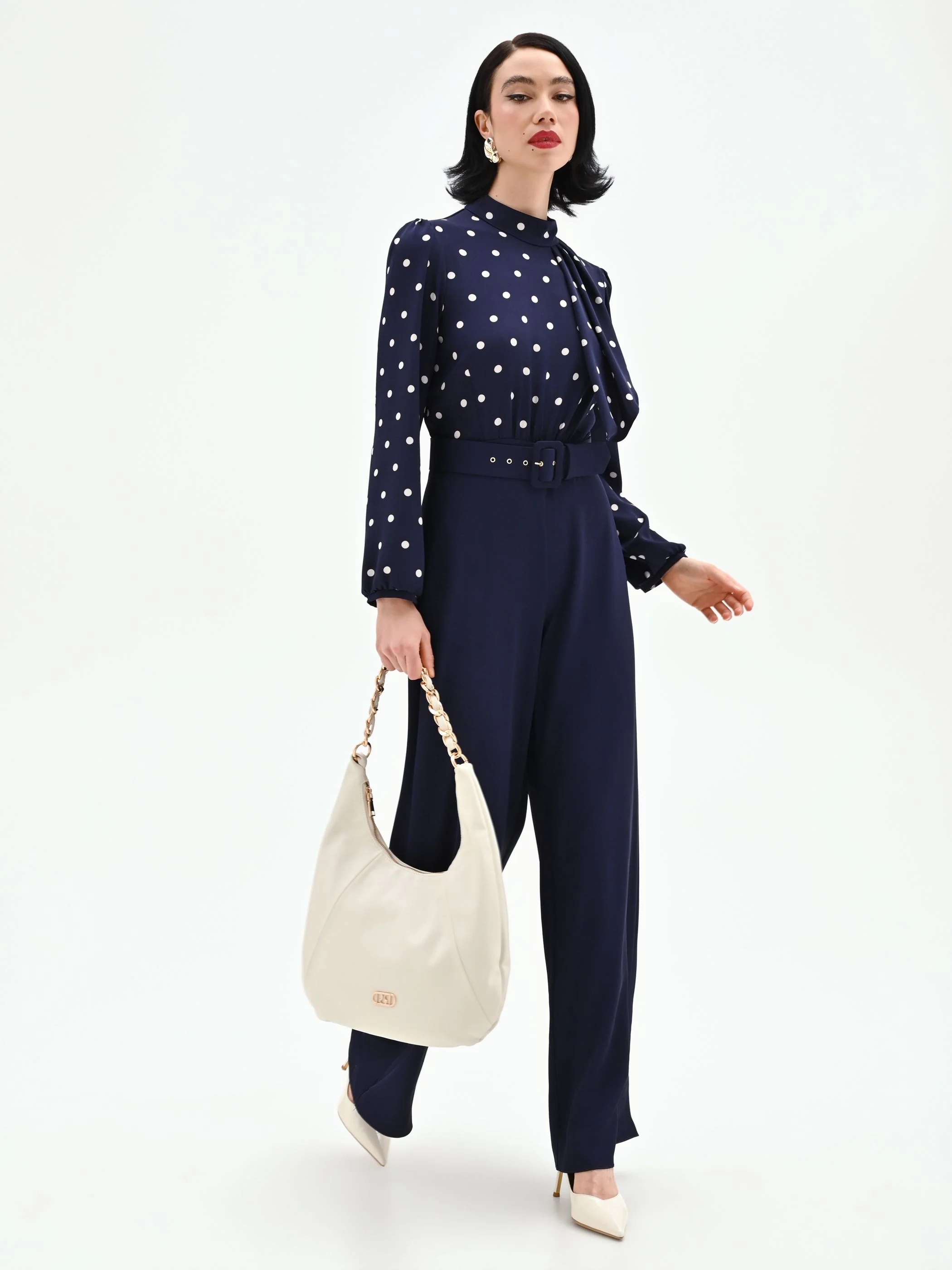 Tuta blu con blusa a pois e collo foulard - Image 6
