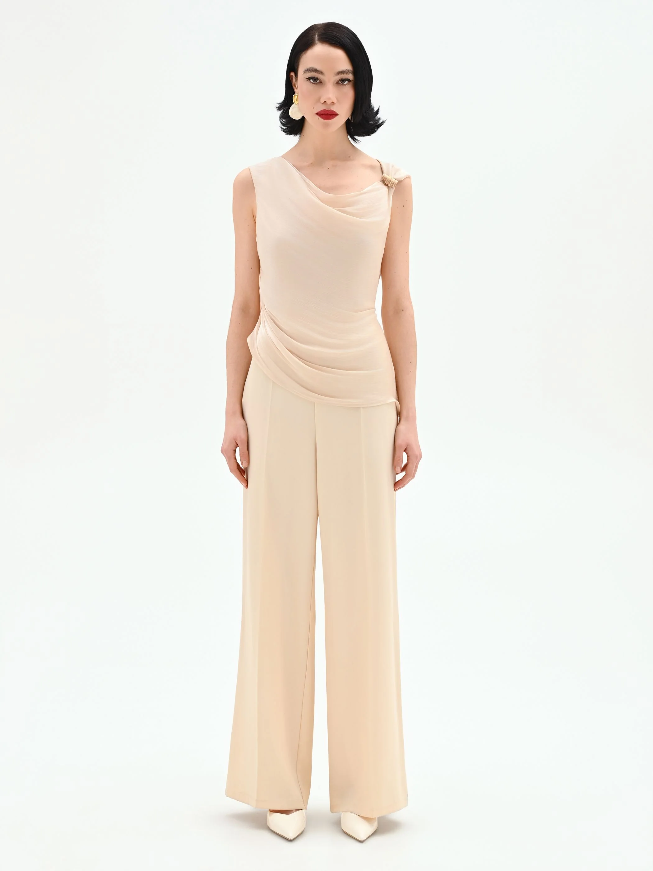 Tuta elegante beige chiaro con corpetto drappeggiato - Image 2