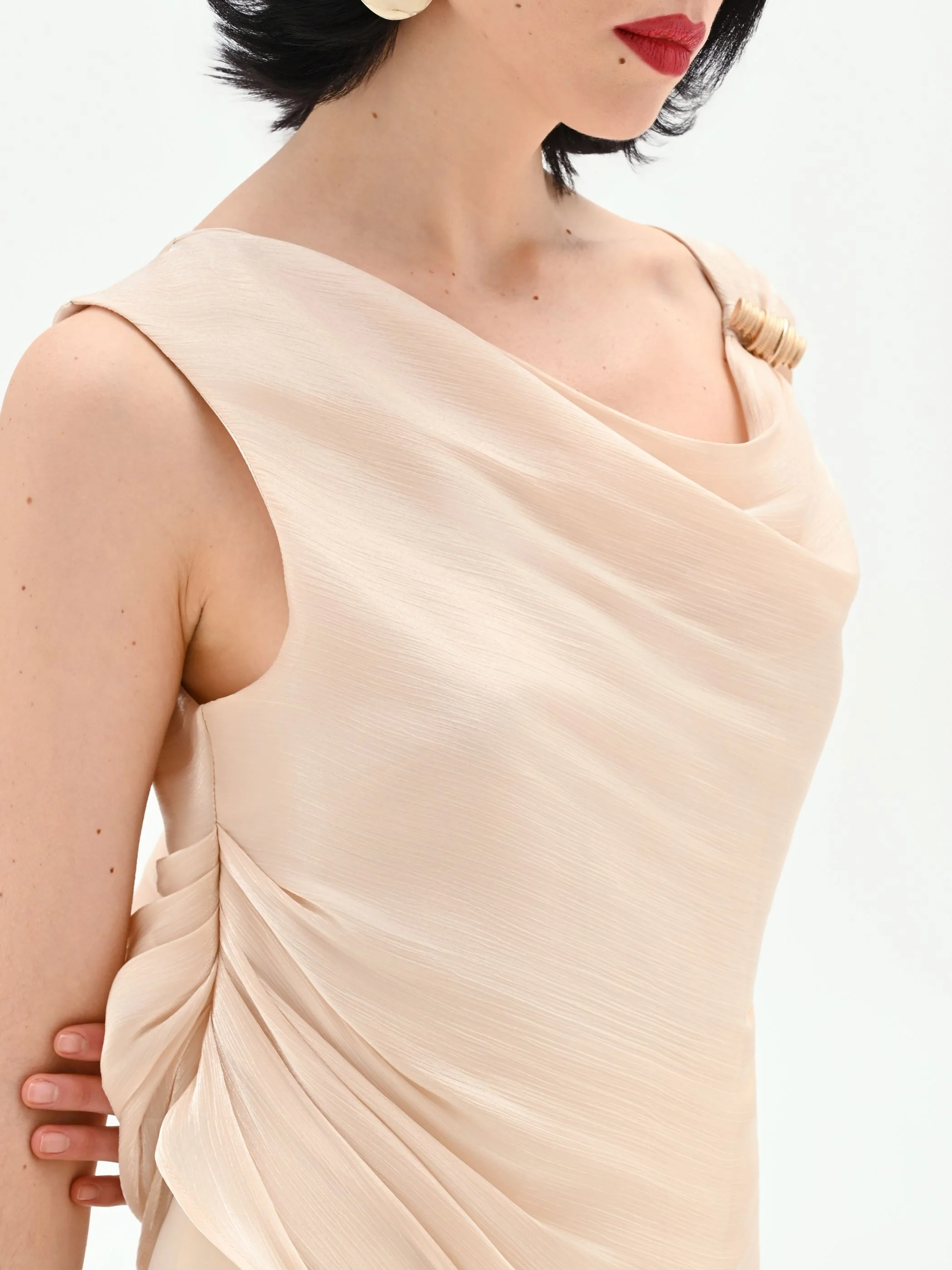 Tuta elegante beige chiaro con corpetto drappeggiato - Image 3