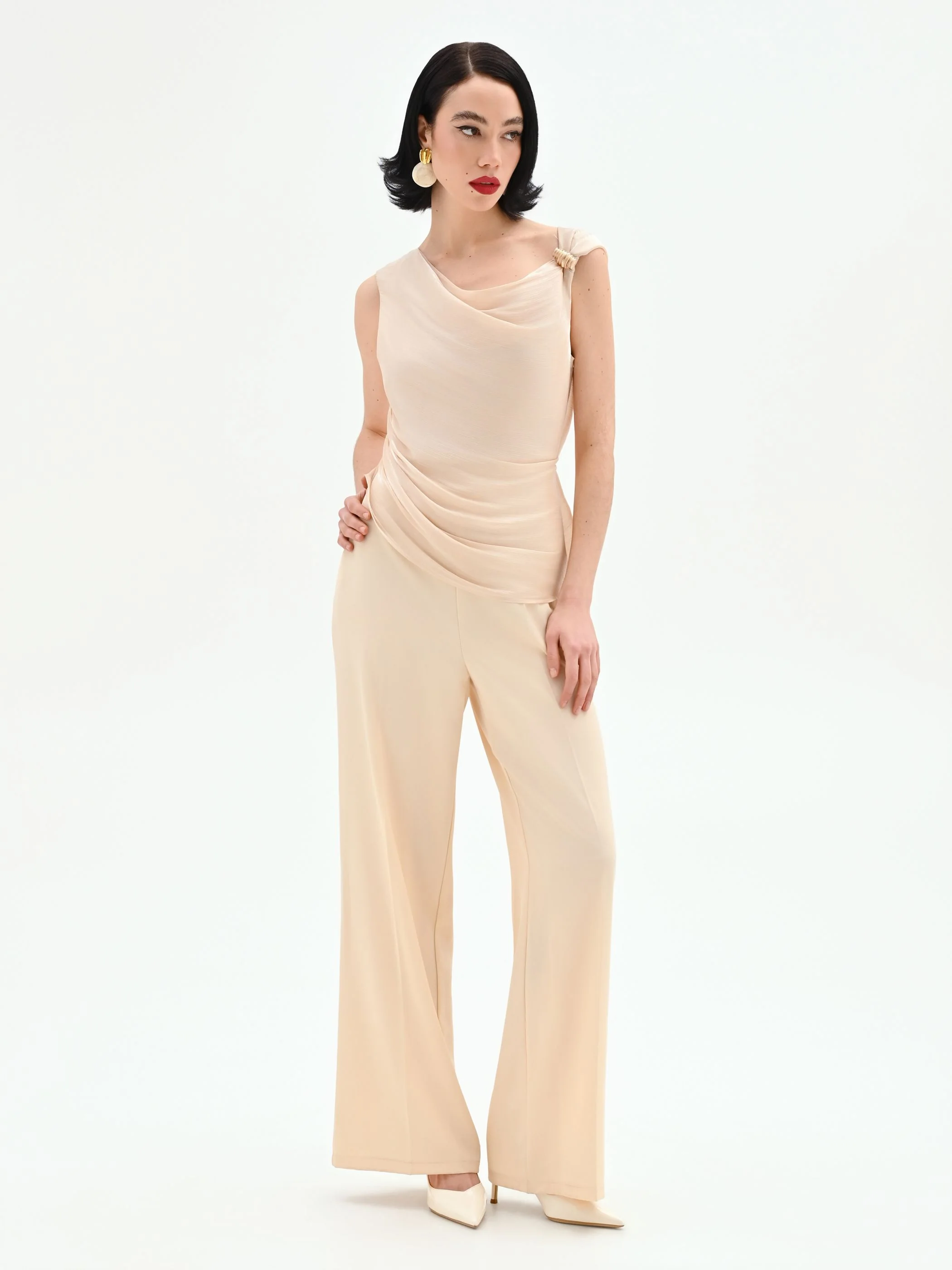 Tuta elegante beige chiaro con corpetto drappeggiato - Image 4