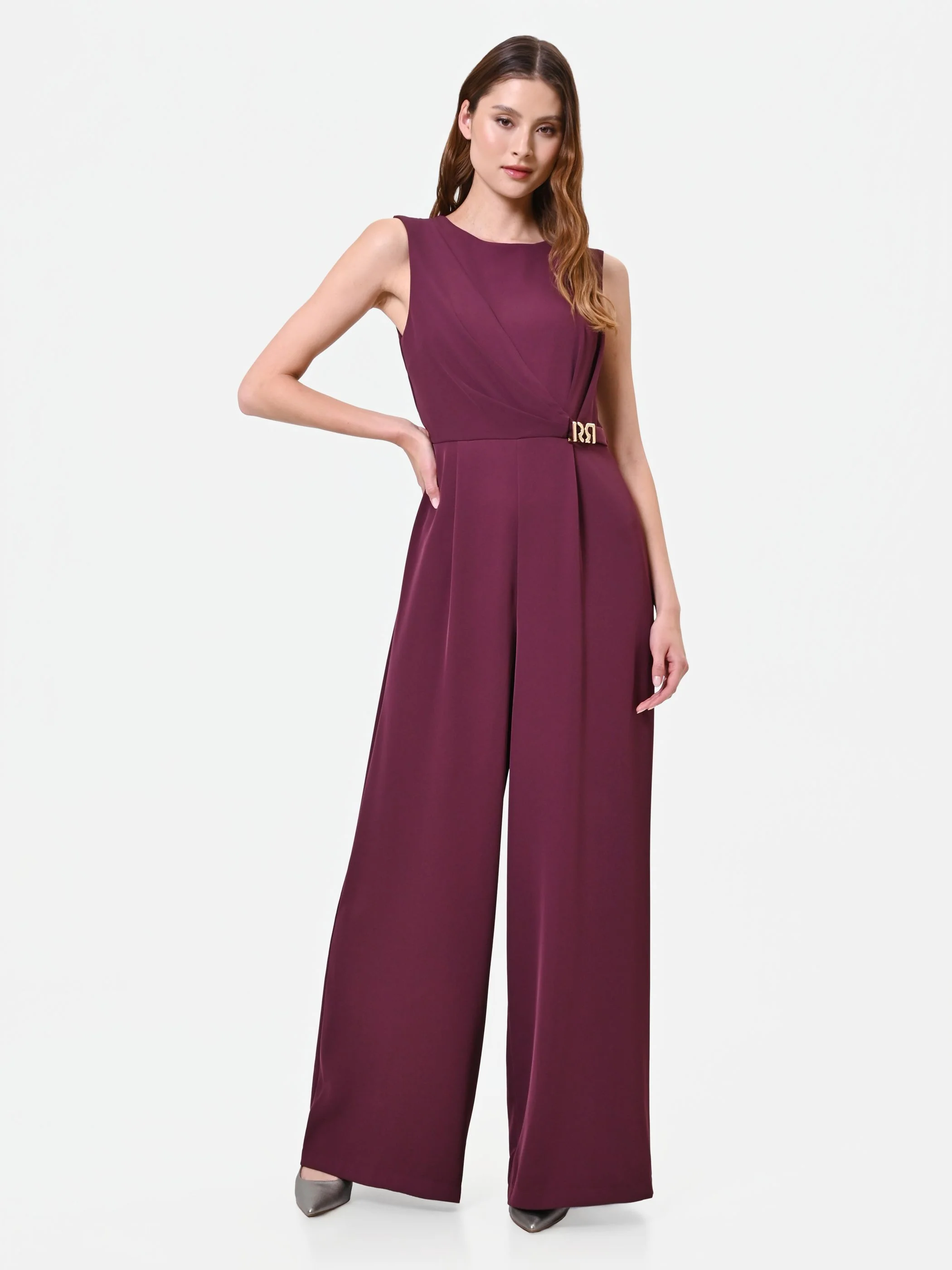 Tuta elegante bordeaux con drappeggio asimmetrico - Image 3