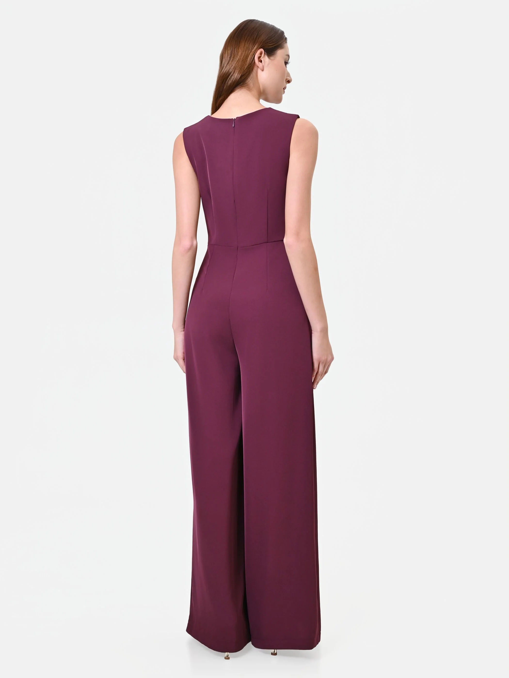 Tuta elegante bordeaux con drappeggio asimmetrico - Image 4