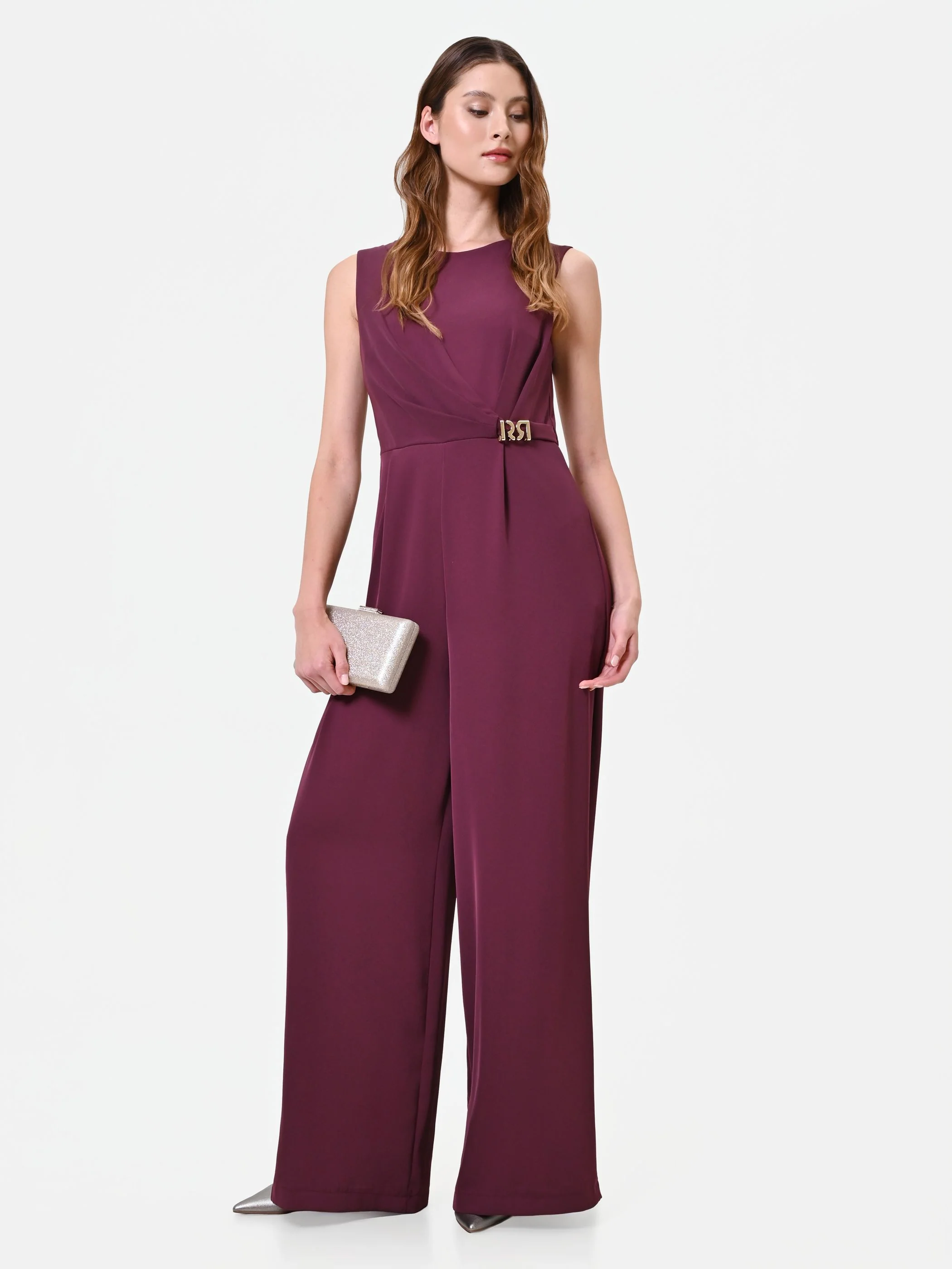 Tuta elegante bordeaux con drappeggio asimmetrico - Image 5