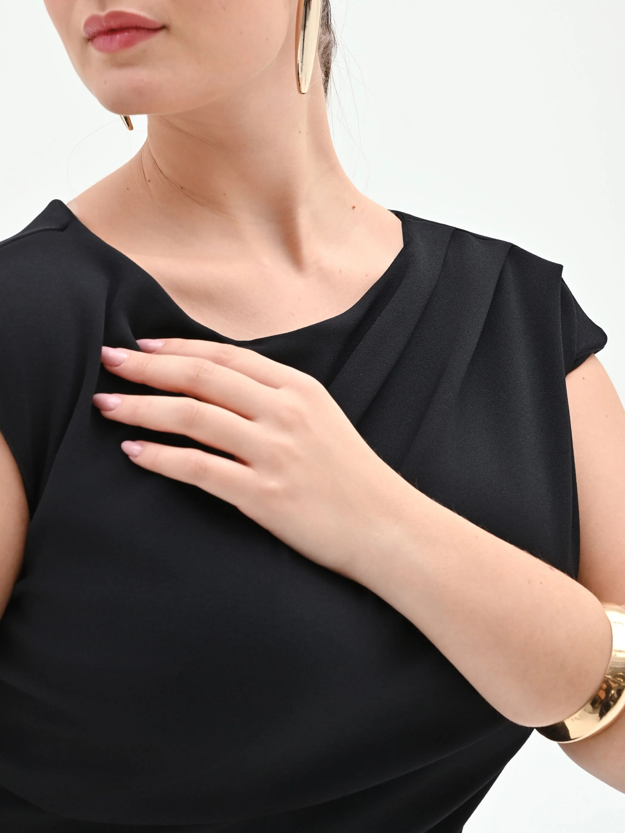 Tuta nera curvy con scollo asimmetrico - Image 3