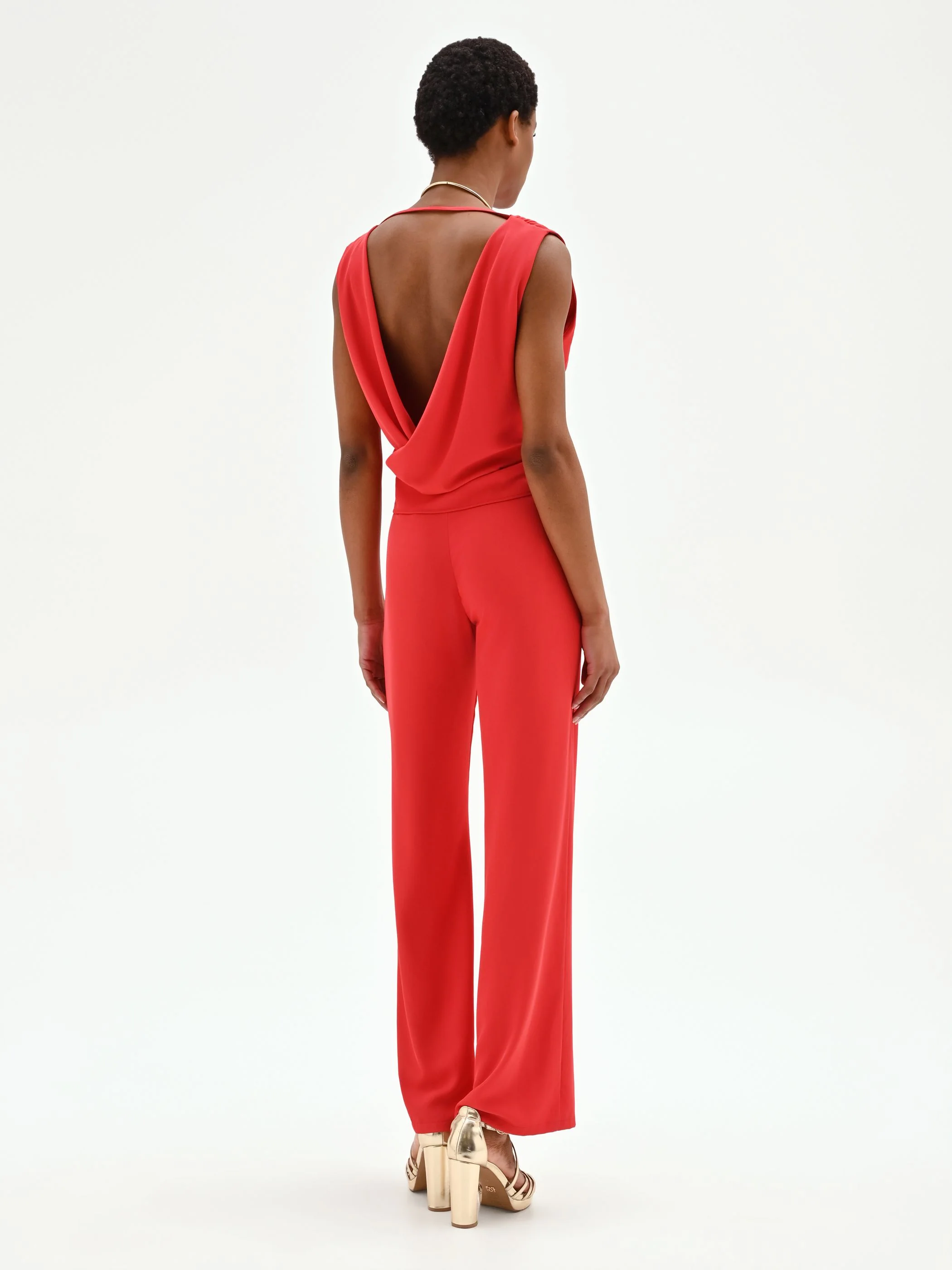 Tuta rosso fragola con scollo morbido - Image 2