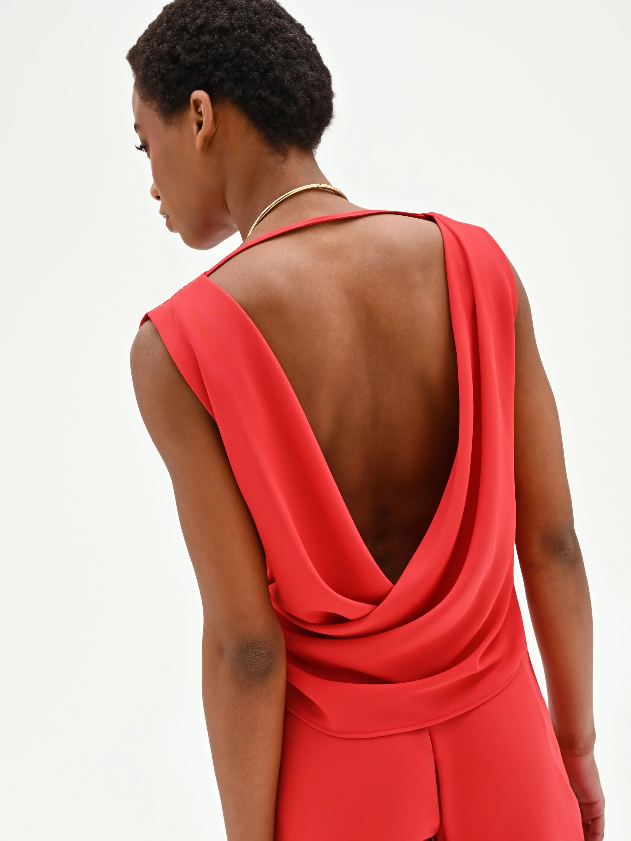 Tuta rosso fragola con scollo morbido - Image 3